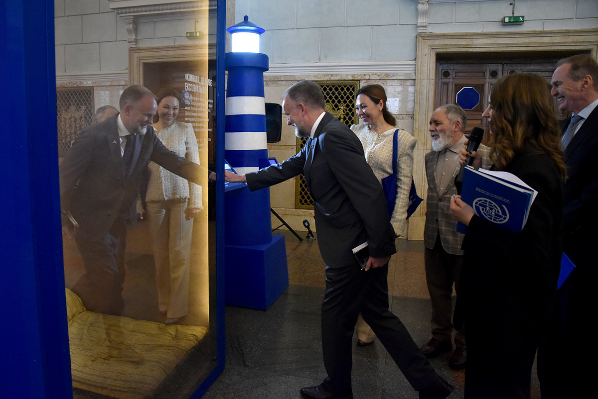 "Тобі це знайомо?": у Києві до Міжнародного дня боротьби за скасування рабства відкрили інтерактивну інсталяцію