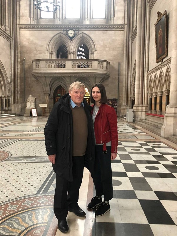 Сэр Энтони Хупер и Галина Чижик в Апелляционном суде Англии и Уэльса (из личного архива) Сэр Энтони Хупер и Галина Чижик в Апелляционном суде Англии и Уэльса (из личного архива)