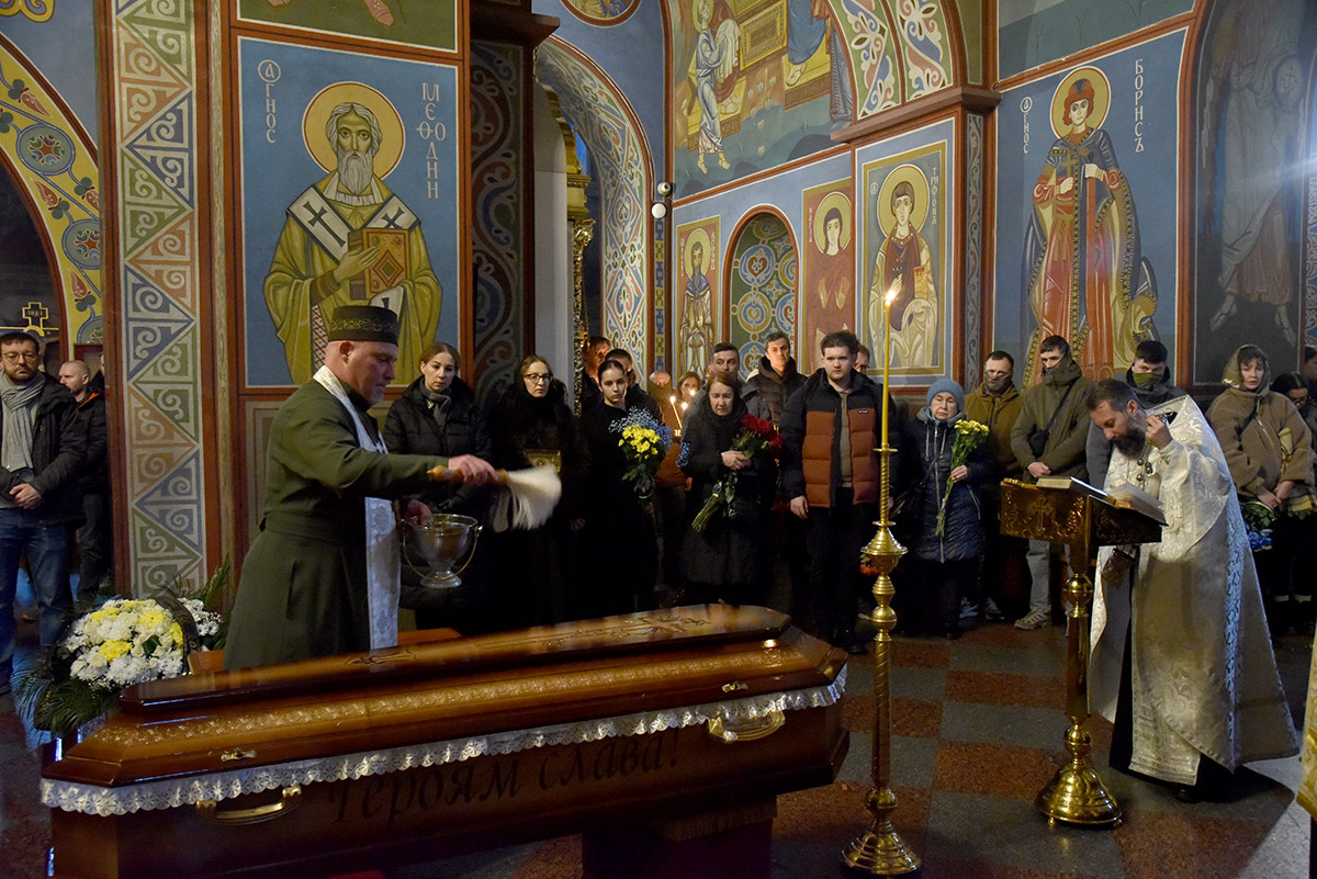 У Києві відбулося прощання із військовим та режисером "Орла і решки" Василем Хомком