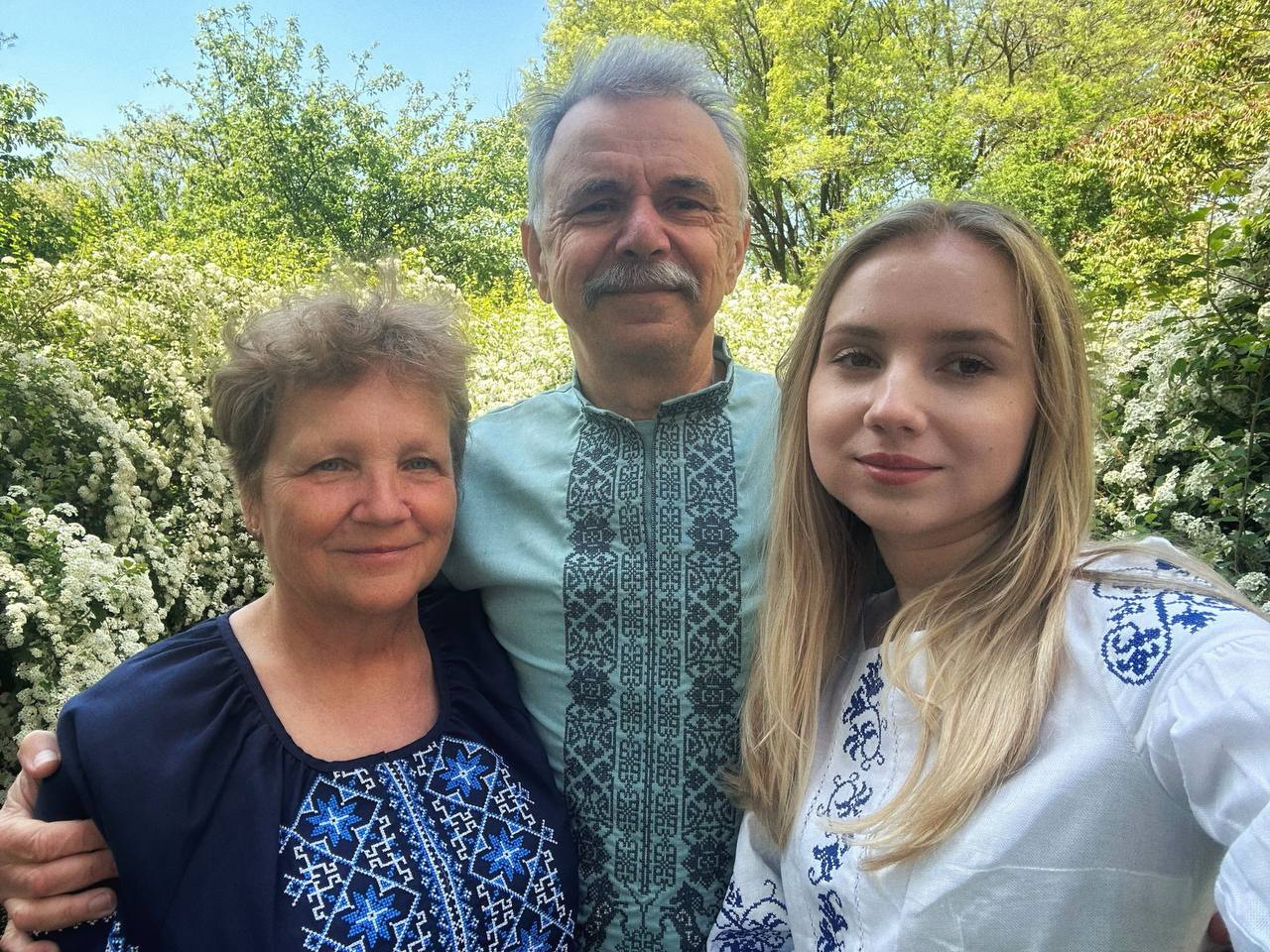 День вишиванки: Валерій Галадим разом з дружиною і молодшою донькою після повернення, 15 травня 2025 рік День вишиванки: Валерій Галадим разом з дружиною і молодшою донькою після повернення, 15 травня 2025 рік