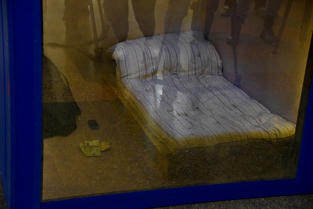 "Тобі це знайомо?": у Києві до Міжнародного дня боротьби за скасування рабства відкрили інтерактивну інсталяцію