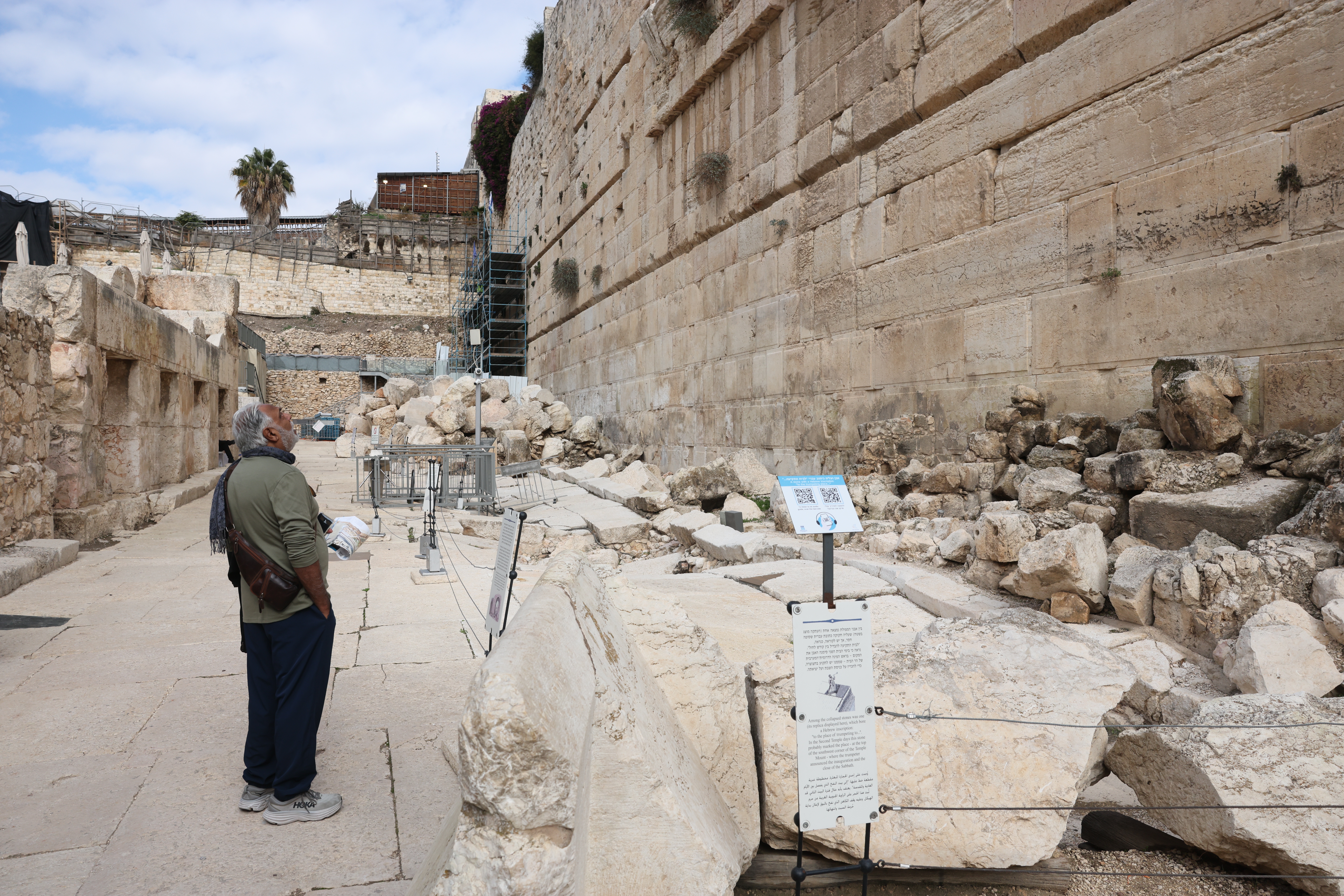 Ізраїльські археологи виявили унікальний свинцевий кулон VI–VII століть з менорою у Єрусалимі