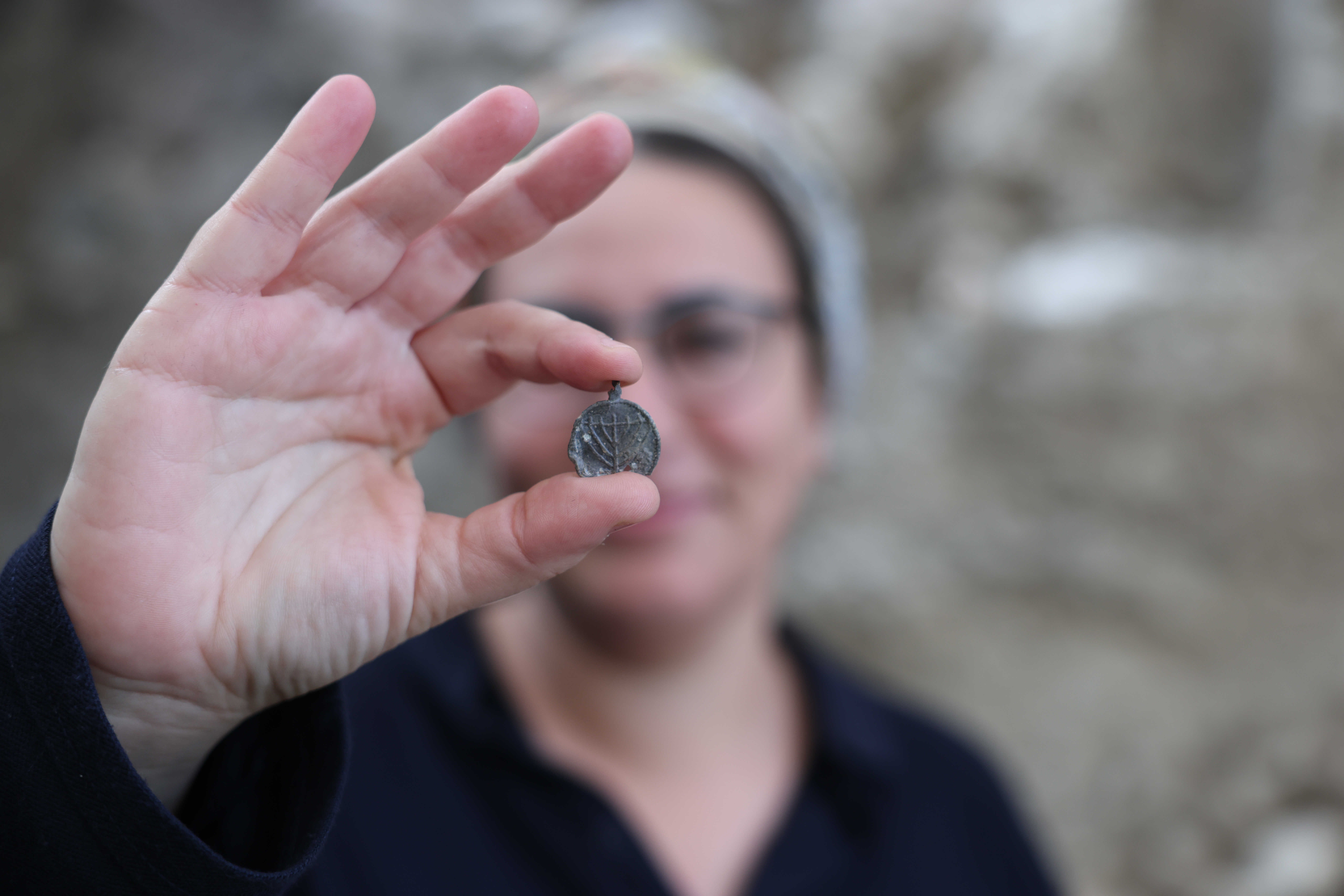 Ізраїльські археологи виявили унікальний свинцевий кулон VI–VII століть з менорою у Єрусалимі