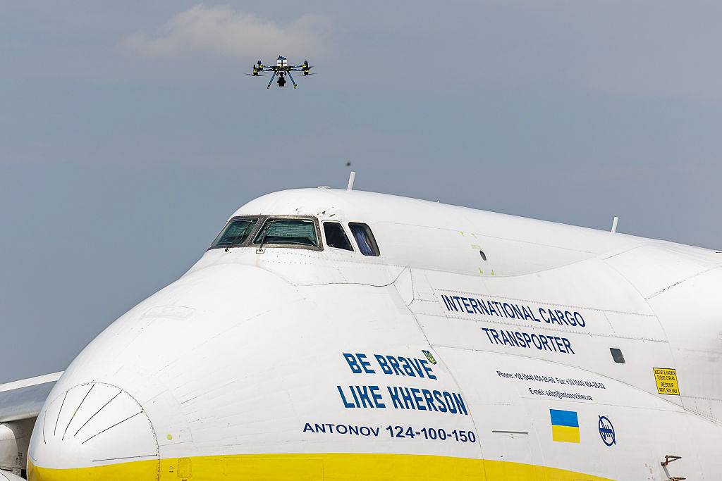 Поліцейський дрон злітає поруч з українським транспортним літаком Antonov в аеропорту Лейпциг/Галле, 5 серпня 2026 року — наступного дня після виявлення безпілотника з вибухівкою поблизу українського літака. Поліцейський дрон злітає поруч з українським транспортним літаком Antonov в аеропорту Лейпциг/Галле, 5 серпня 2026 року — наступного дня після виявлення безпілотника з вибухівкою поблизу українського літака.