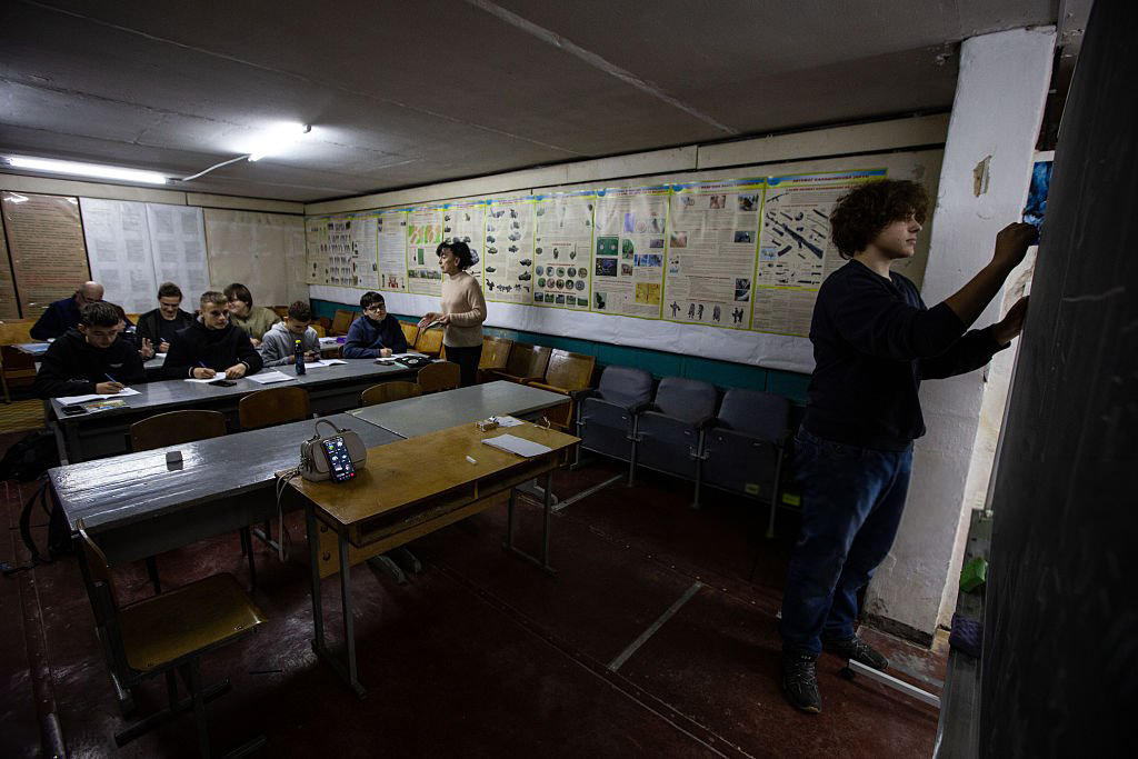 Учні під час заняття в підземній школі в Сумах. Повномасштабна війна змінила не лише зміст української освіти, а й умови, в яких навчаються школярі. Учні під час заняття в підземній школі в Сумах. Повномасштабна війна змінила не лише зміст української освіти, а й умови, в яких навчаються школярі.
