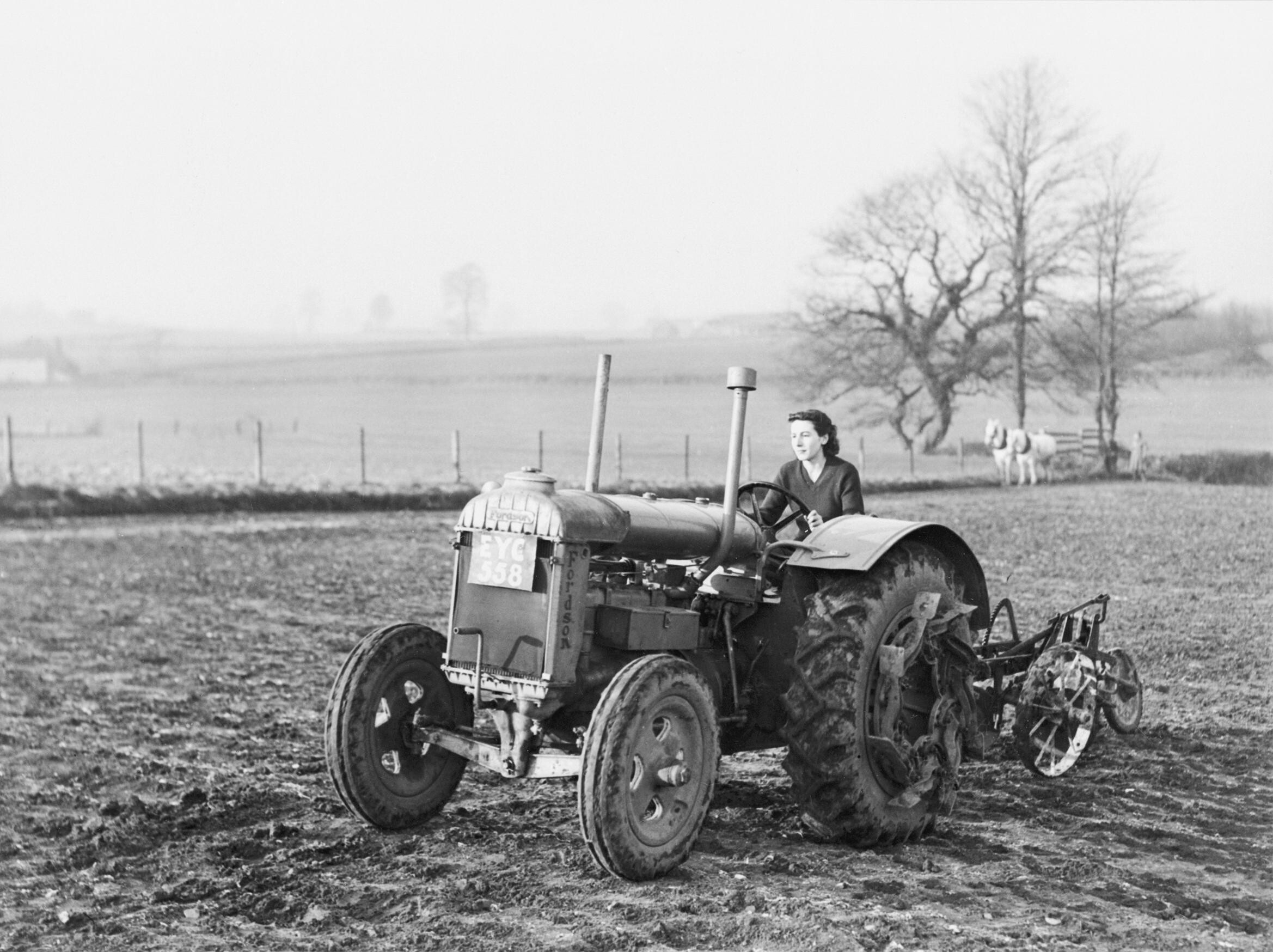 Учасниця Women’s Land Army (Жіночої землеробської армії) оре поле на тракторі Fordson.