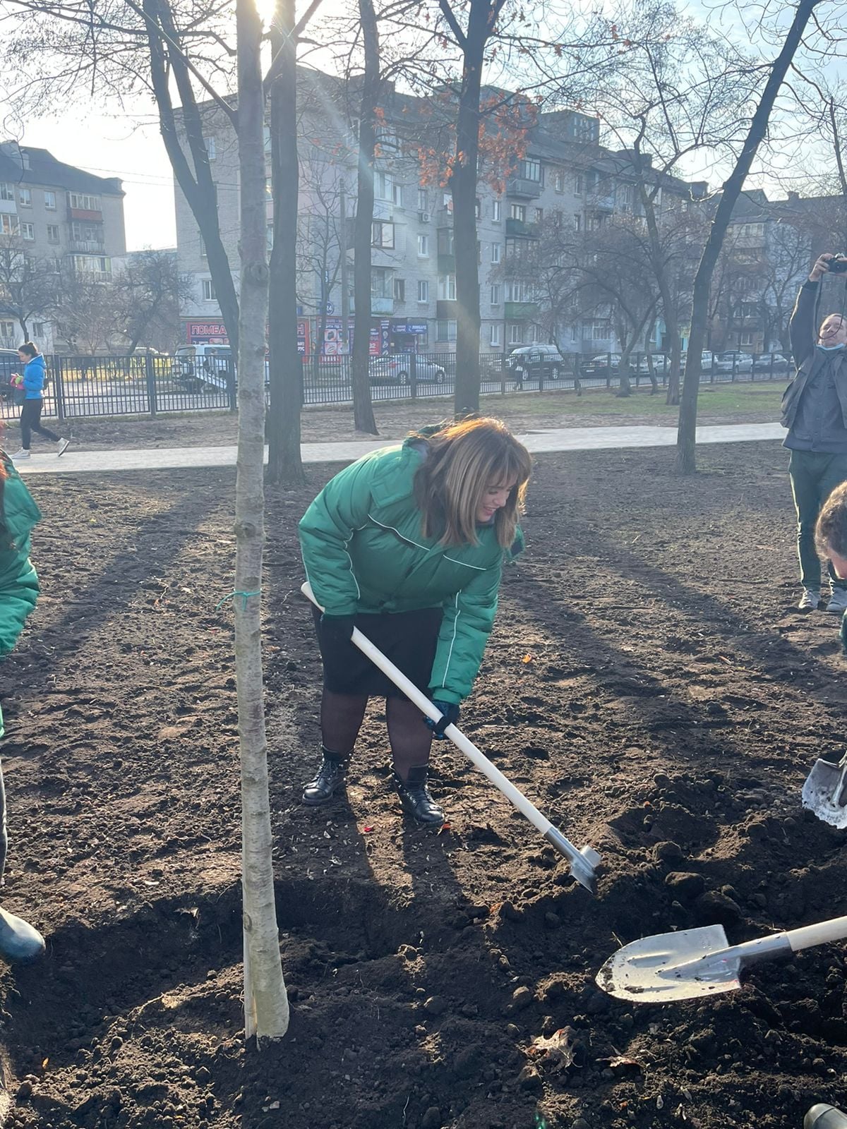 Леся Забуранная высаживает растения в Деснянском районе вместе с работниками «Киевзеленбуда» Леся Забуранная высаживает растения в Деснянском районе вместе с работниками «Киевзеленбуда»