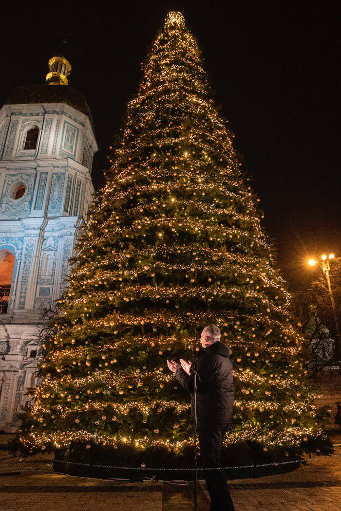 На Софійській площі в Києві запалили головну ялинку України