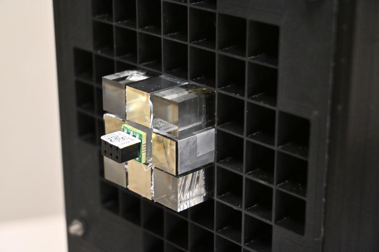 Кристали, над якими працювали українські  науковці,  вставлені до шаблону- прототипу детектора в ЦЕРН