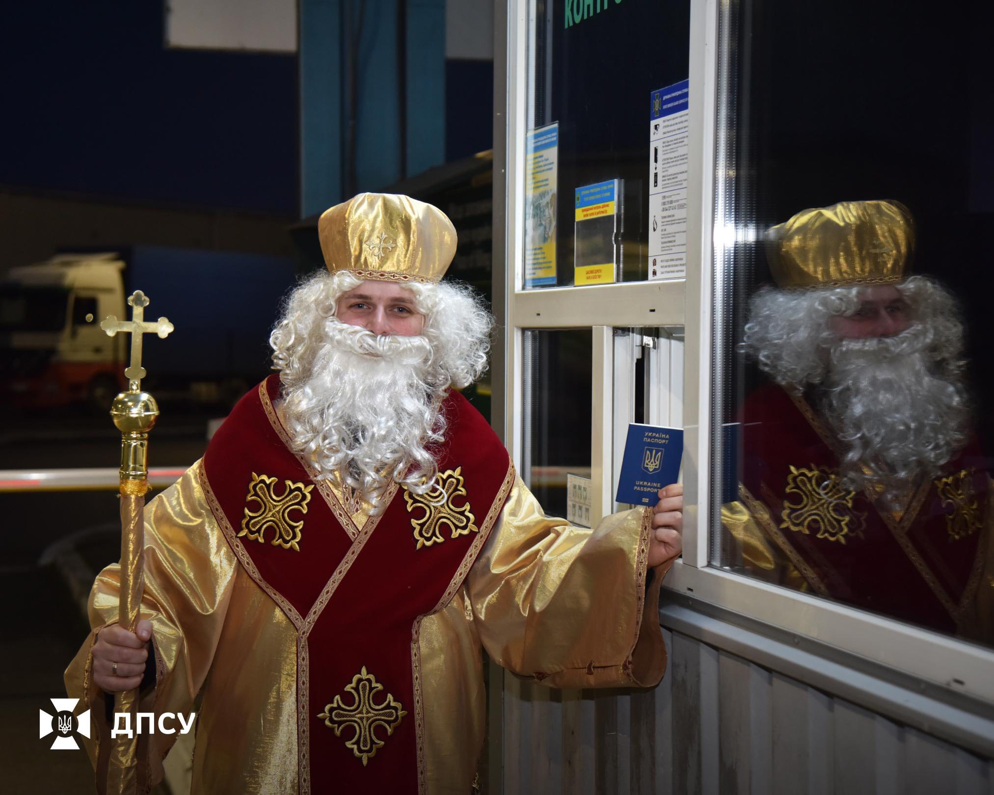 Святий Миколай прибув в Україну через пункт «Рава-Руська»