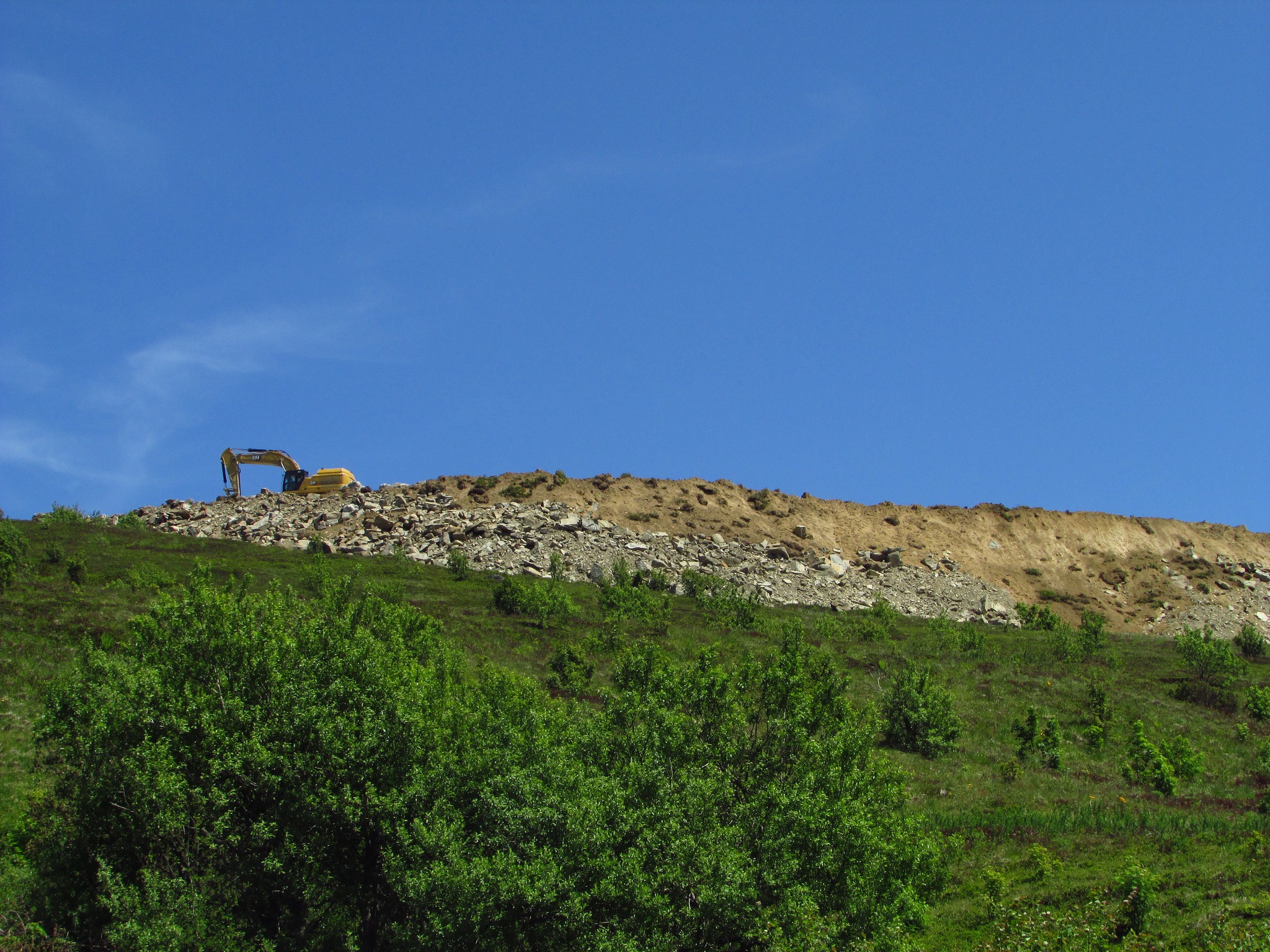 Приклад вирівнювання гірського ландшафту з метою облаштування майданчика для одного з вітрогенераторів на Руні