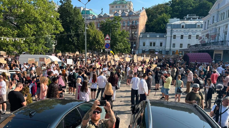 «Не чіпайте Федорова»: у Києві та інших містах мітингують проти відставки міністра