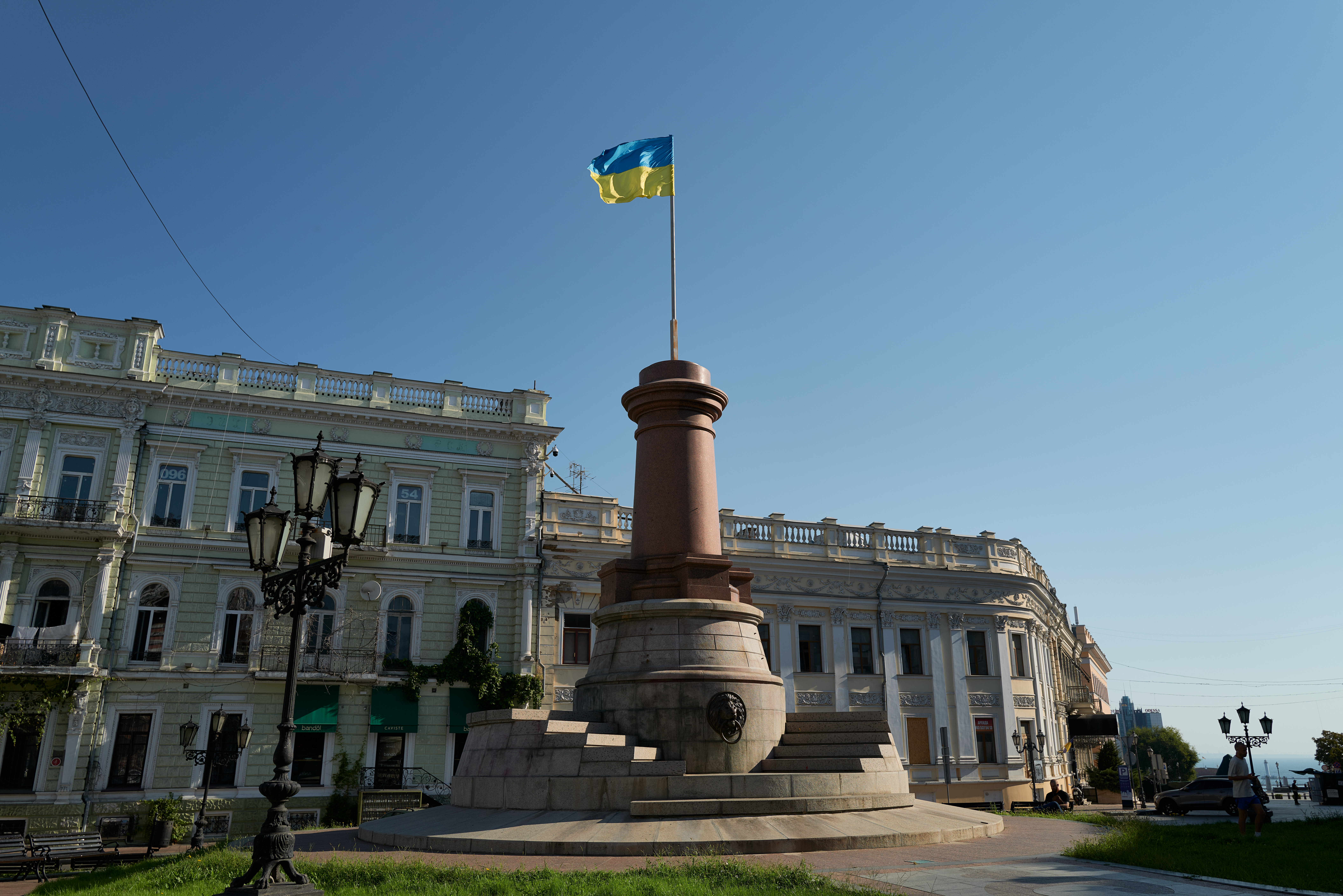 Демонтированный памятник императрицы России Екатерины II Демонтированный памятник императрицы России Екатерины II