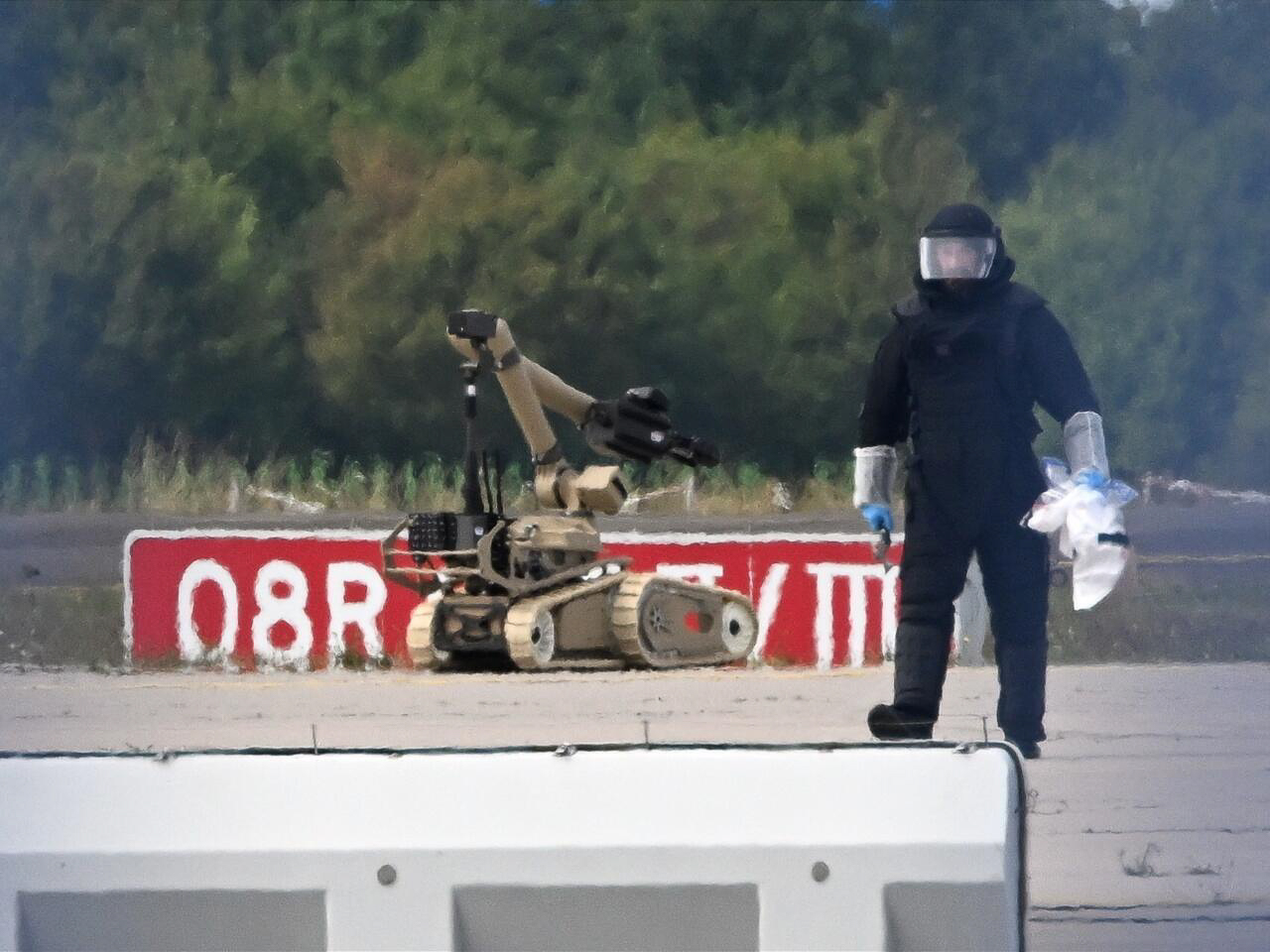 Фахівець із вибухотехніки та робот-сапер під час обстеження території аеропорту Лейпциг/Галле після виявлення безпілотника, оснащеного вибухівкою, серпень 2026 року. Фахівець із вибухотехніки та робот-сапер під час обстеження території аеропорту Лейпциг/Галле після виявлення безпілотника, оснащеного вибухівкою, серпень 2026 року.