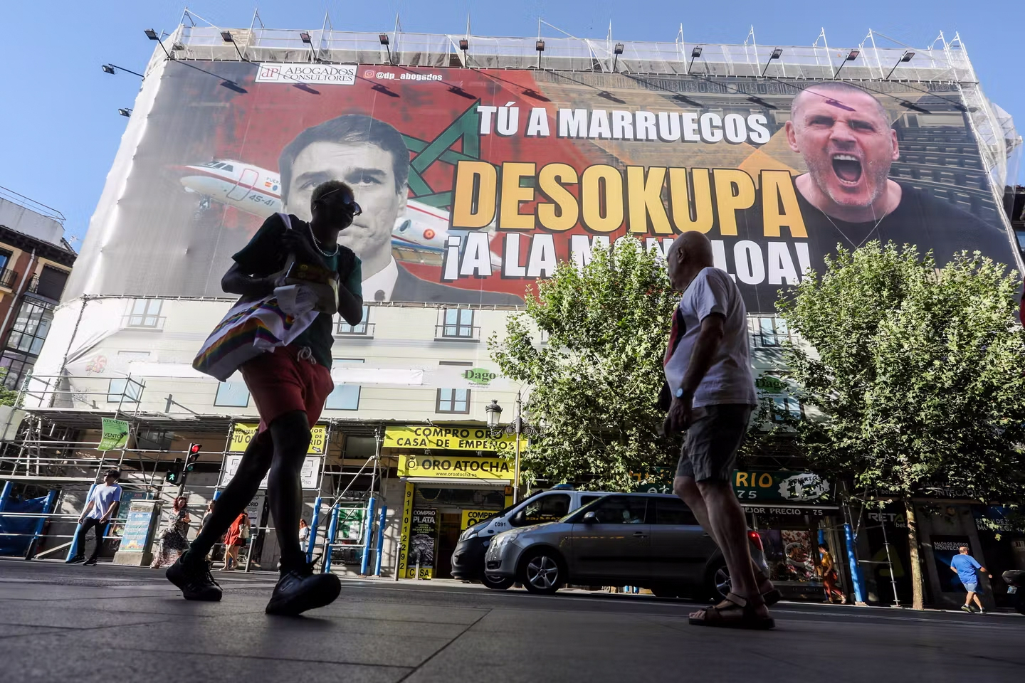 Перехожі проходять повз банер компанії Desokupa, що займається виселенням мешканців із незаконно зайнятих будівель і квартир. На плакаті зображені прем’єр-міністр Іспанії Педро Санчес та власник компанії Даніель Естеве з написом: «Ти — до Марокко, Desokupa — до Монклоа» Перехожі проходять повз банер компанії Desokupa, що займається виселенням мешканців із незаконно зайнятих будівель і квартир. На плакаті зображені прем’єр-міністр Іспанії Педро Санчес та власник компанії Даніель Естеве з написом: «Ти — до Марокко, Desokupa — до Монклоа»