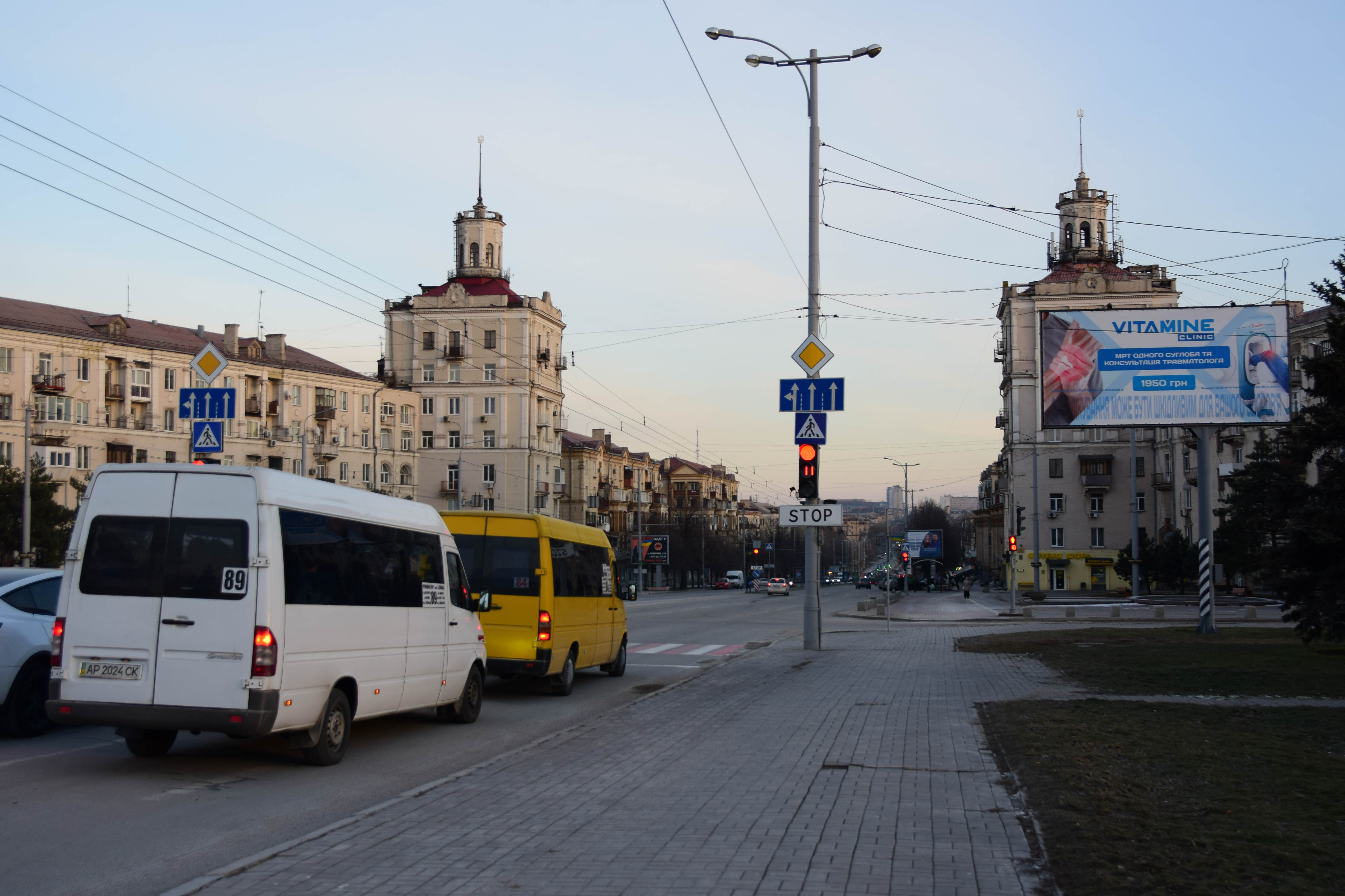 Потік транспорту на проспекті Соборному в Запоріжжі