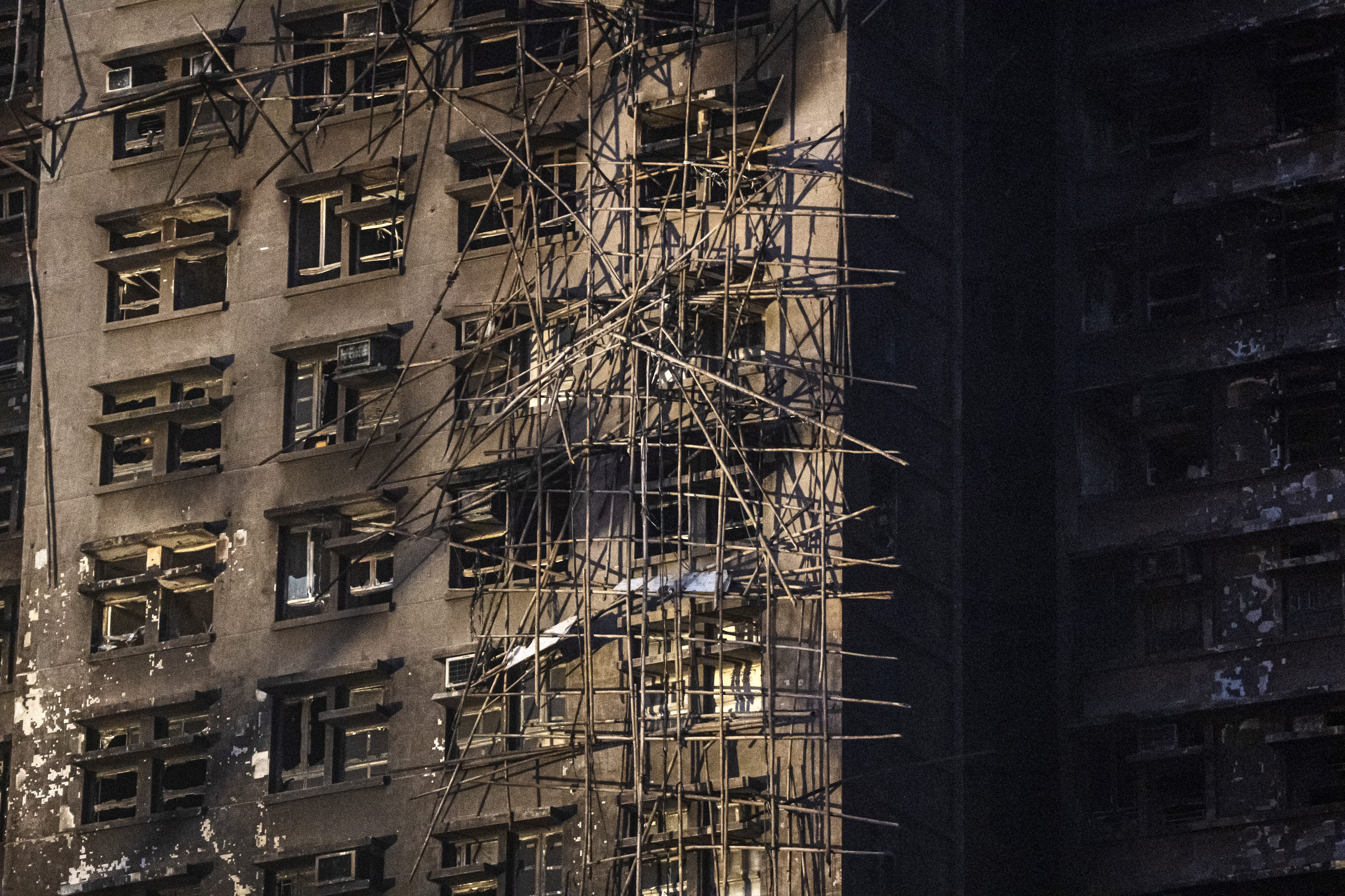 Пожежа в Гонконзі стала найсмертоноснішою за десятиліття: 65 загиблих, ще 279 осіб не виходять на зв’язок