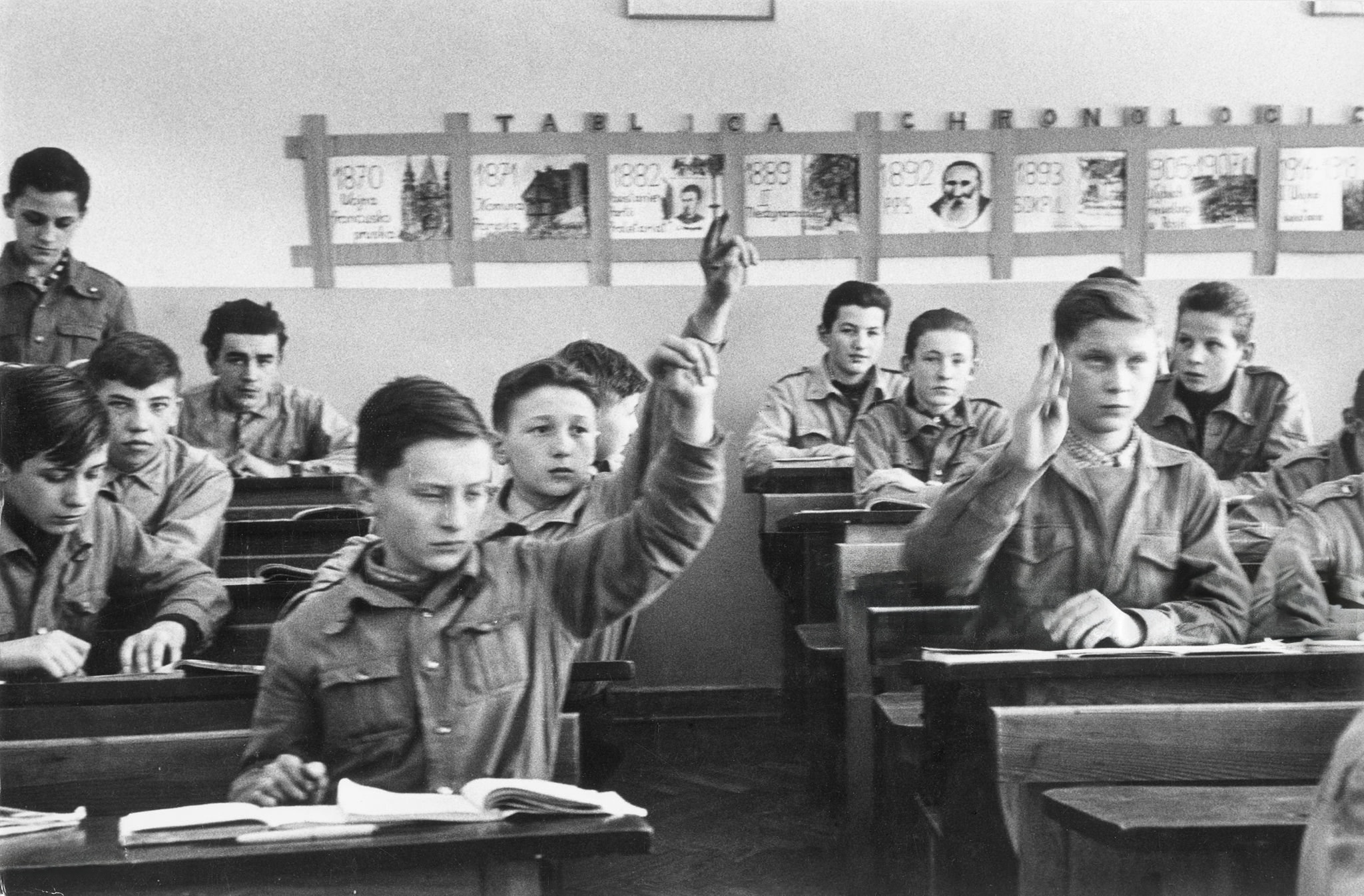 Польські школярі на уроці історії, 1960 рік. У часи ПНР історичний курс підпорядковувався державній цензурі та офіційній політиці пам’яті Польські школярі на уроці історії, 1960 рік. У часи ПНР історичний курс підпорядковувався державній цензурі та офіційній політиці пам’яті