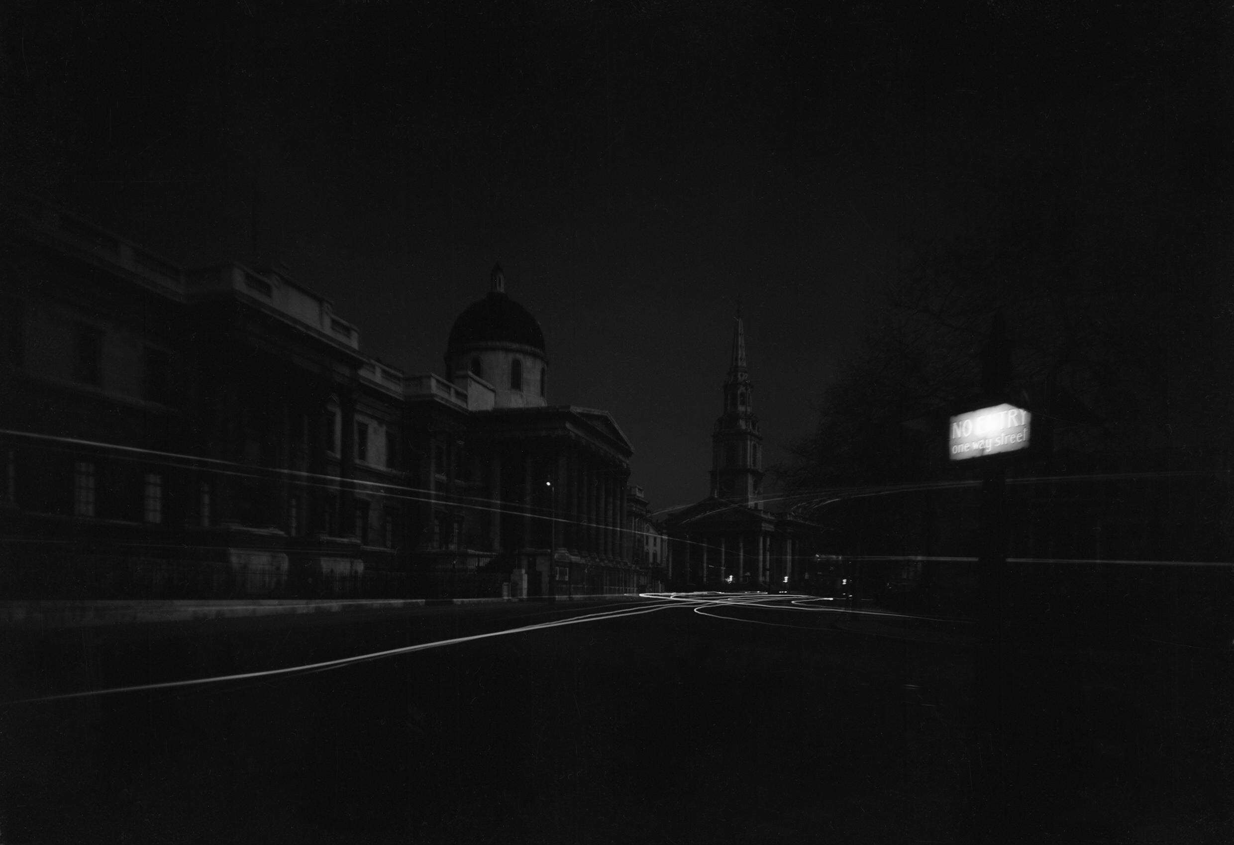 Трафальгарська площа в Лондоні вночі, 1940 рік. Через режим світломаскування одна з найвідоміших площ міста майже повністю залишалася без освітлення.