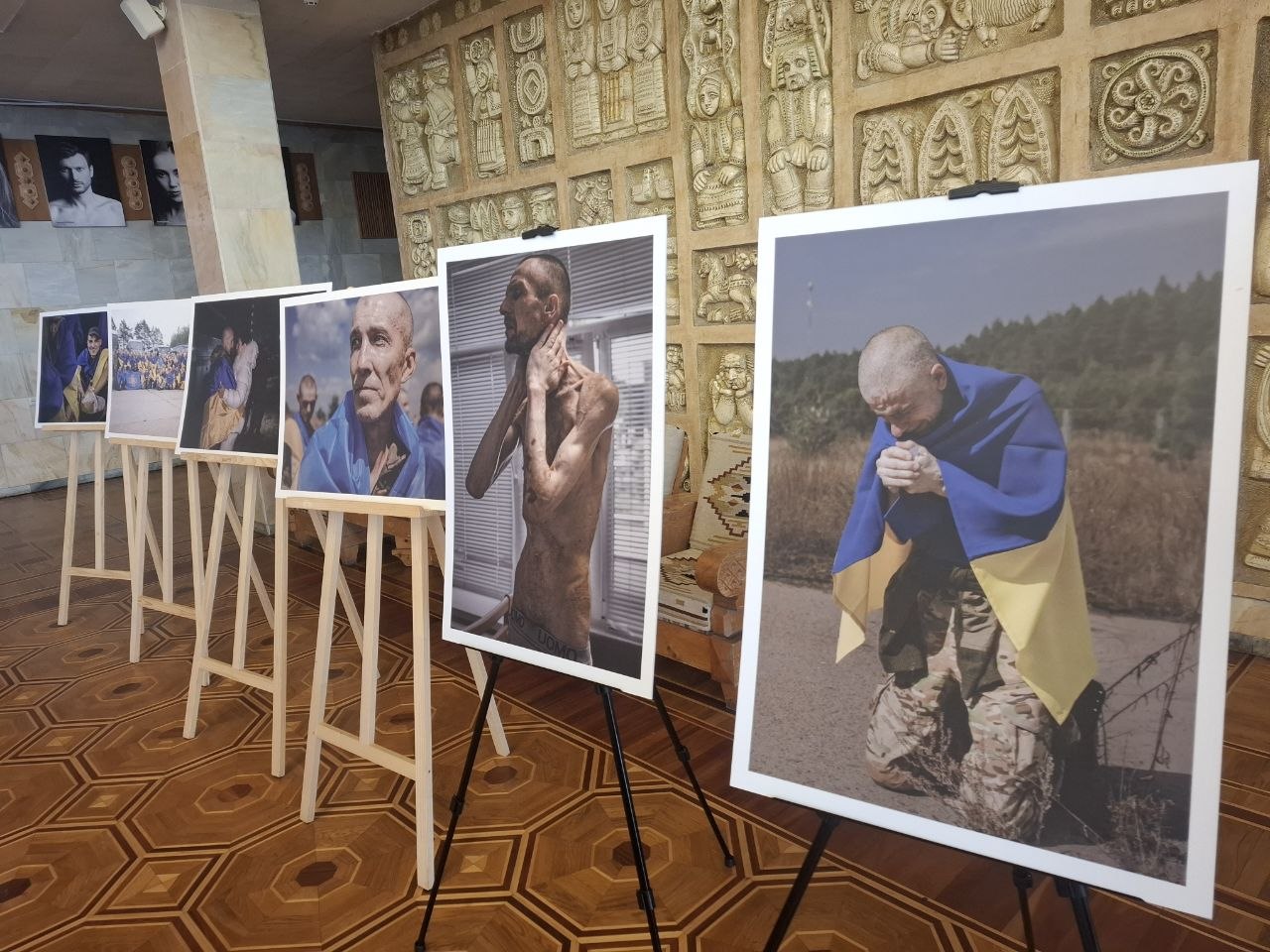 Виставка «Горизонти надії» — «Повернення додому» в Івано-Франківському драмтеатрі. Документальні знімки захисників після повернення з полону. Червень 2026 року