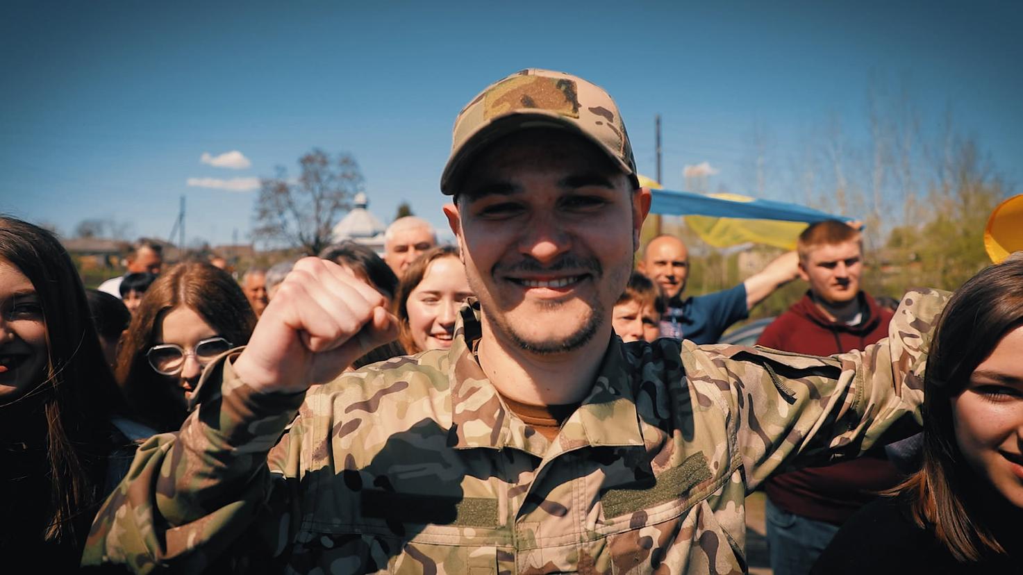 Ігор Логай під час повернення після полону в рідне село на Прикарпатті