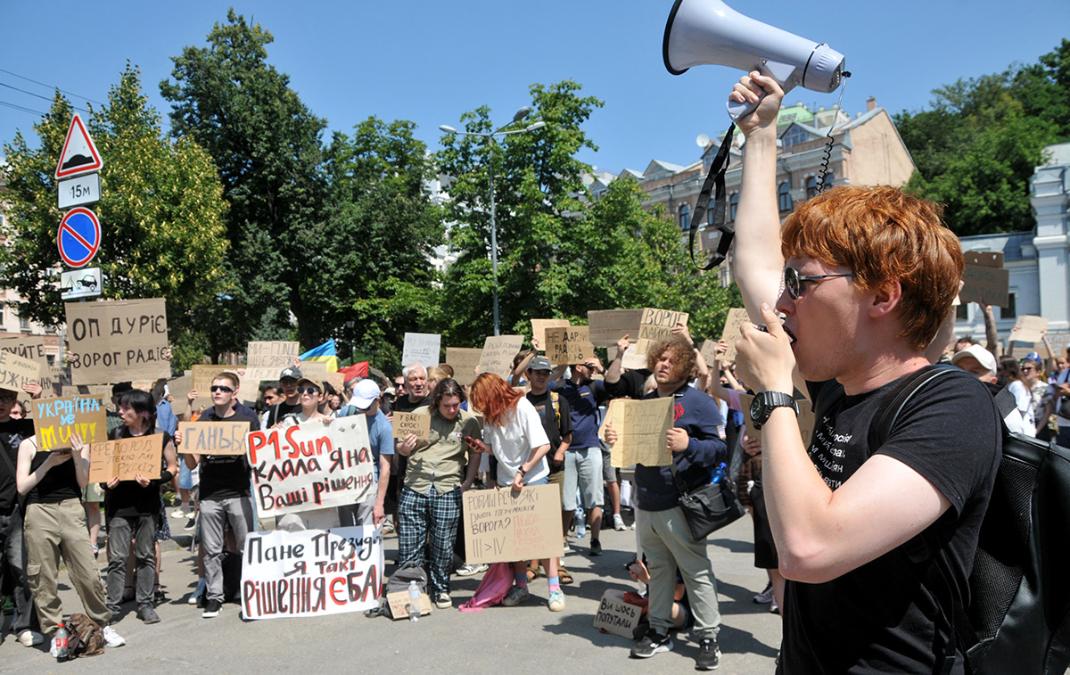 «До Європи від совка»: Україною покотилася хвиля протестів проти відставки Михайла Федорова