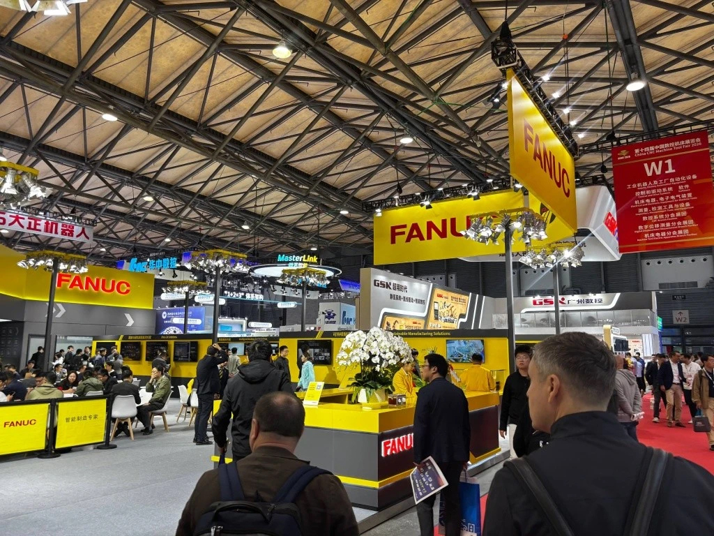 Квітень 2026 року: представники компанії Fanuc на промисловій виставці верстатів з ЧПК у Шанхаї.