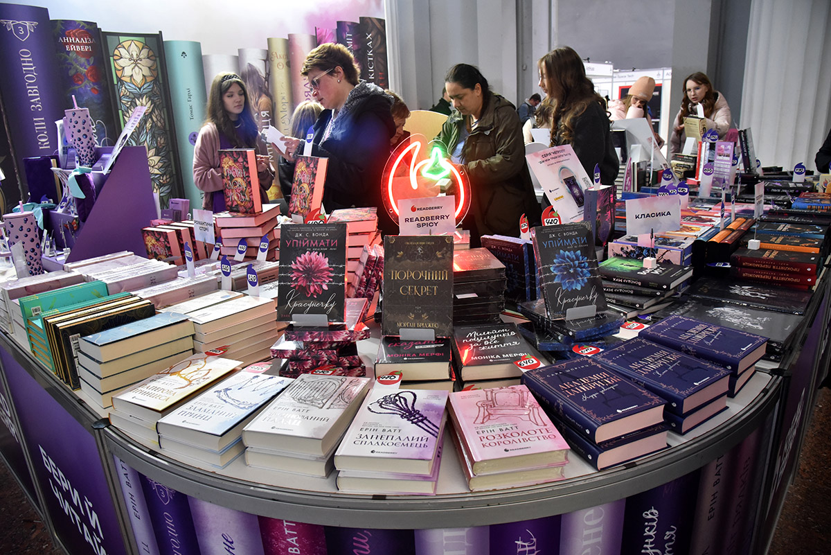 Кольори та відлуння: як «Книжкова країна» у Києві об’єднує мистецтво, кіно та пам'ять