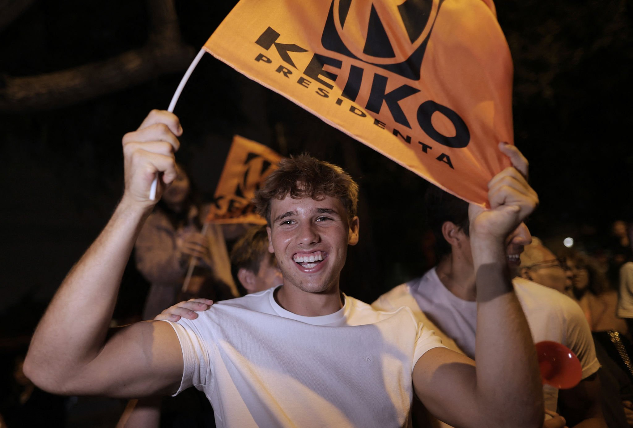 Прихильник кандидатки в президенти Перу від партії «Народна сила» Кейко Фухіморі розмахує прапором біля її будинку після оприлюднення перших результатів другого туру виборів. Ліма, Перу, 7 червня 2026 року. 
