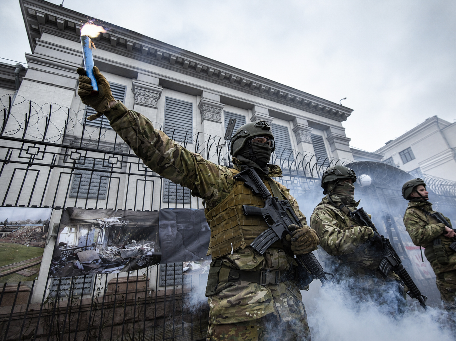 Учасники акції біля посольства Росії в Києві в річницю повномасштабного вторгнення 