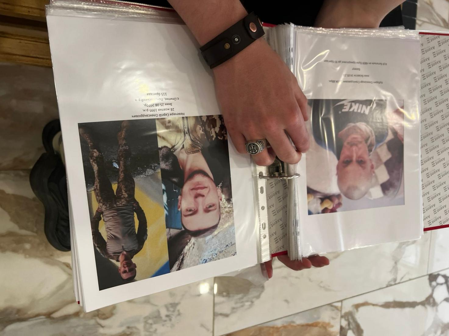 Один з альбомів, які Оксана Гулій возить до звільнених із полону. У кожному — ім'я, дата народження, дата і місце зникнення