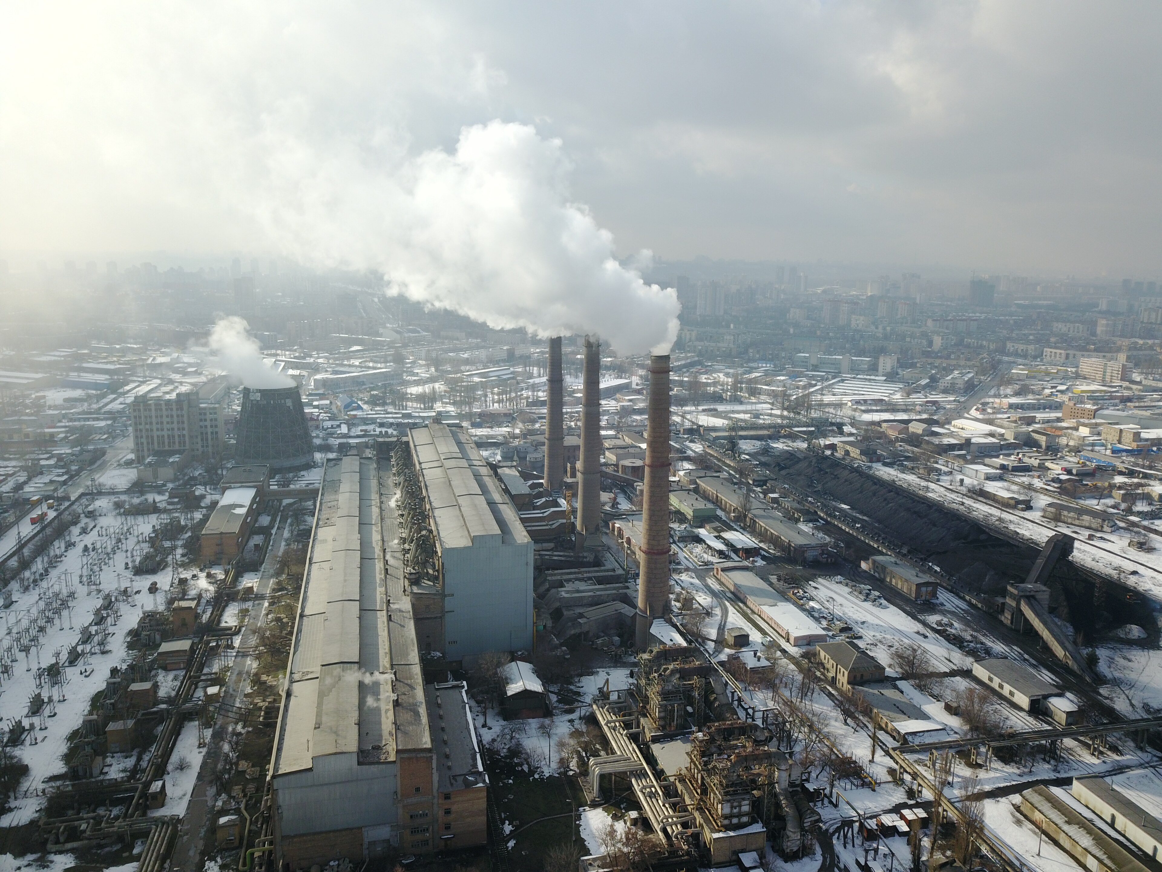 Дарницкая ТЭЦ во время отопительного сезона, вид сверху, 2018 г. 