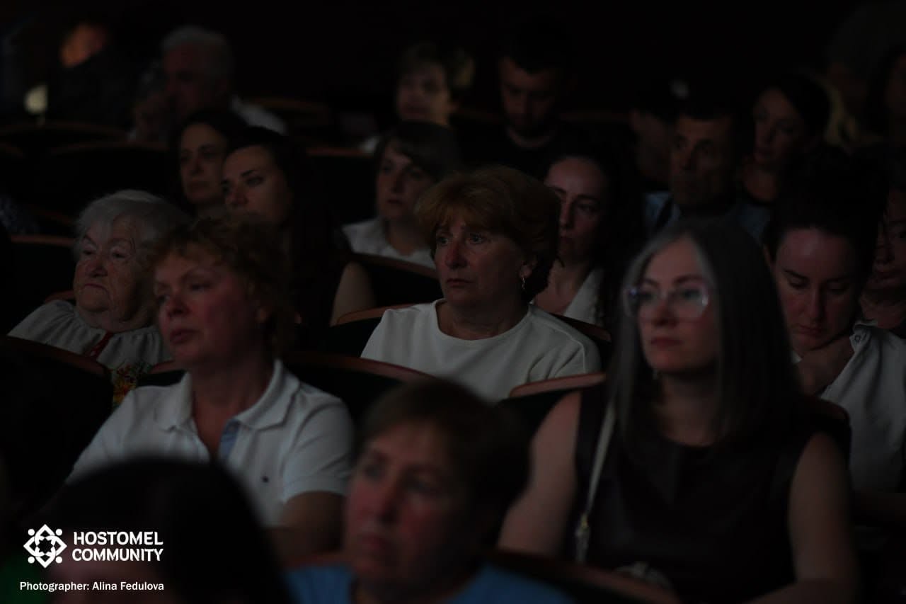 “Вижити в Гостомелі”: у місті-герої презентували книгу з 21 історією очевидців російської окупації
