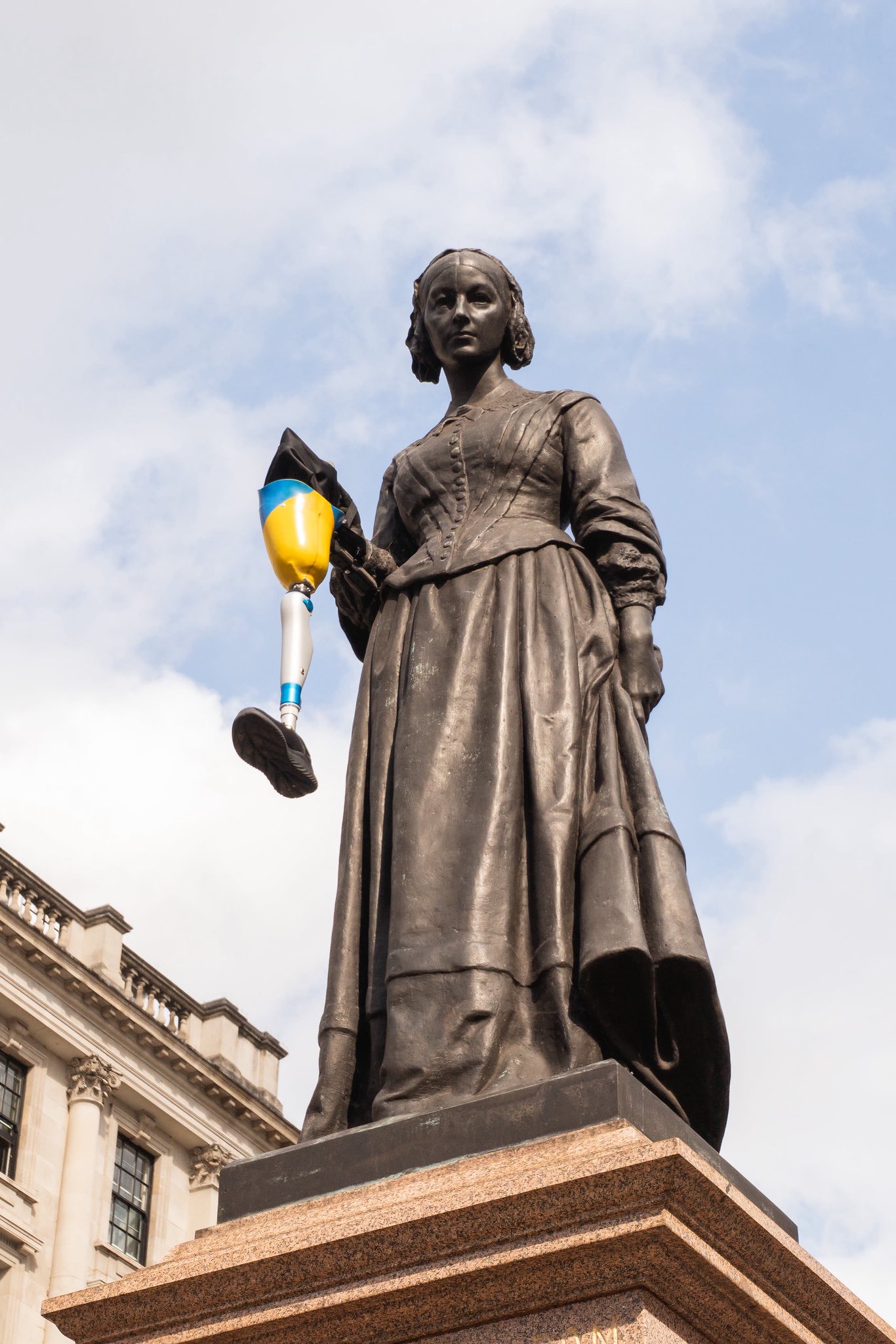 Статуя Флоренс Найтінгейл у Лондоні з протезом у кольорах прапора України. Статуя Флоренс Найтінгейл у Лондоні з протезом у кольорах прапора України.