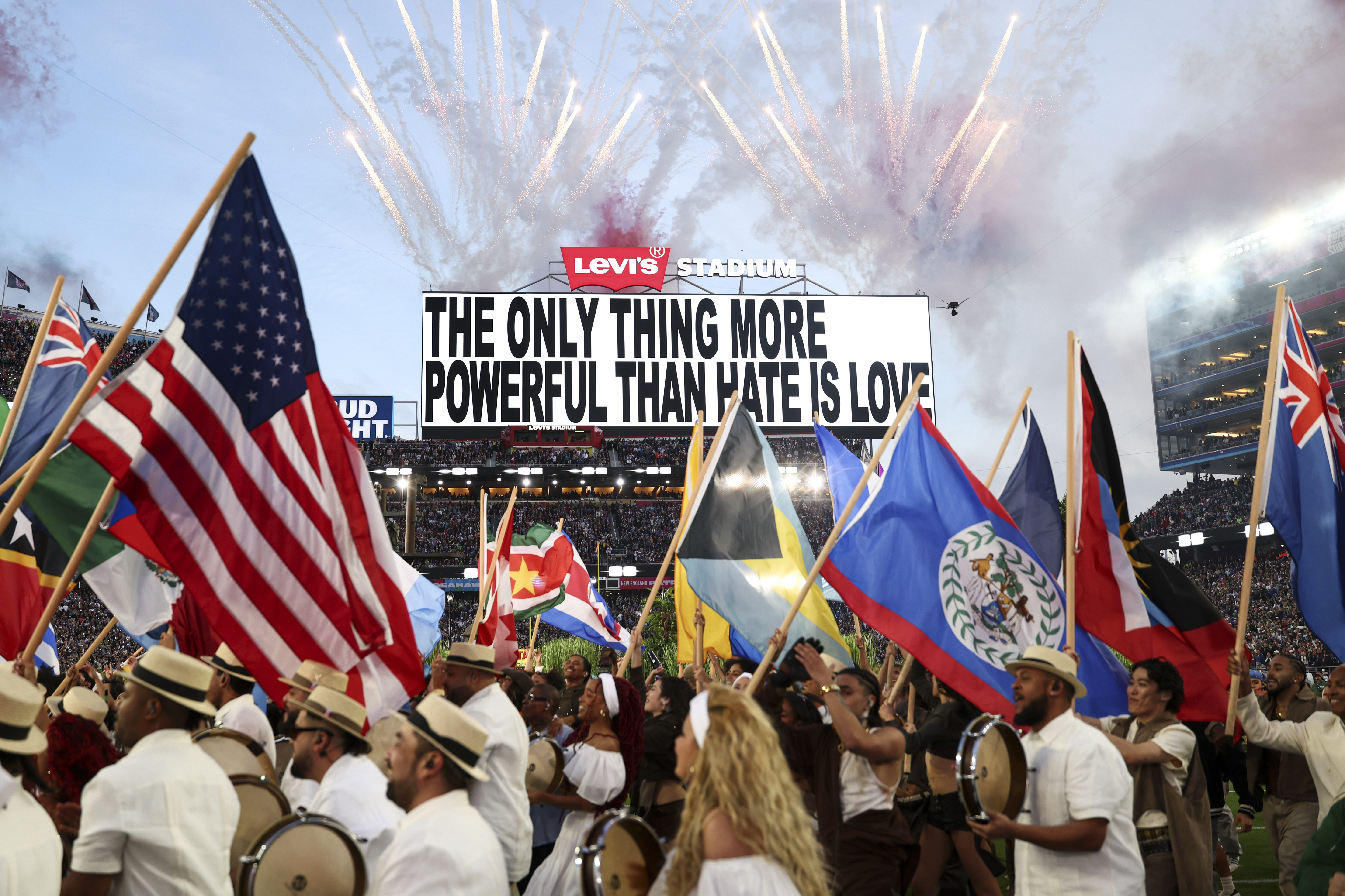 Фінальна сцена виступу Bad Bunny.