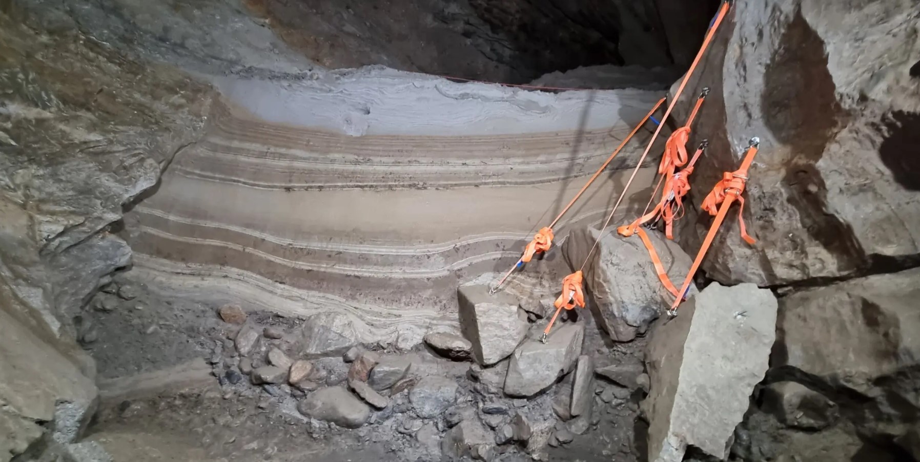 Шари осадових порід всередині печери.