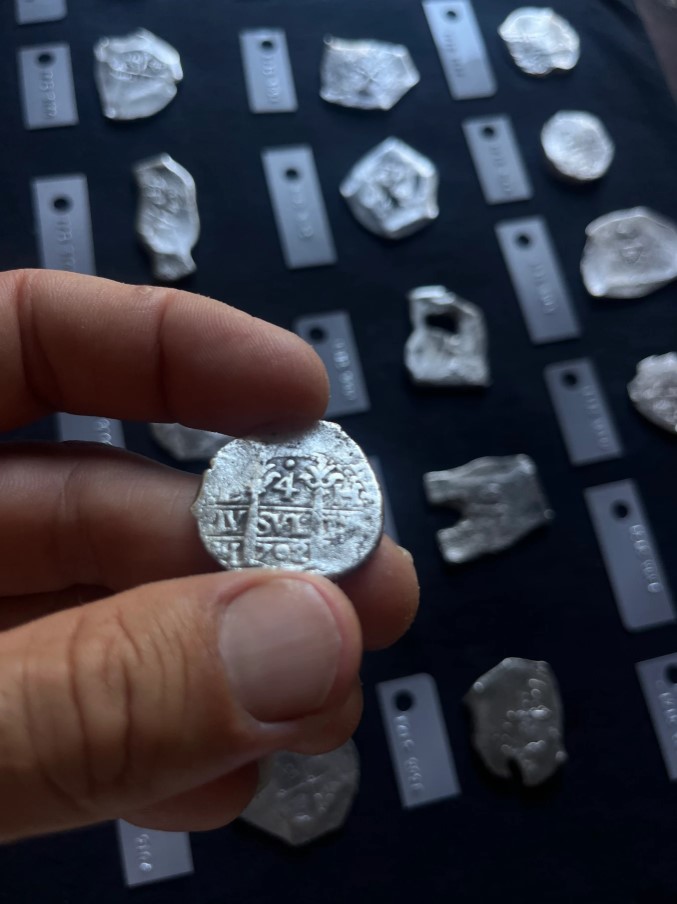 Понад 1000 іспанських срібних реалів та золотих ескудо дістали з-під пуску.