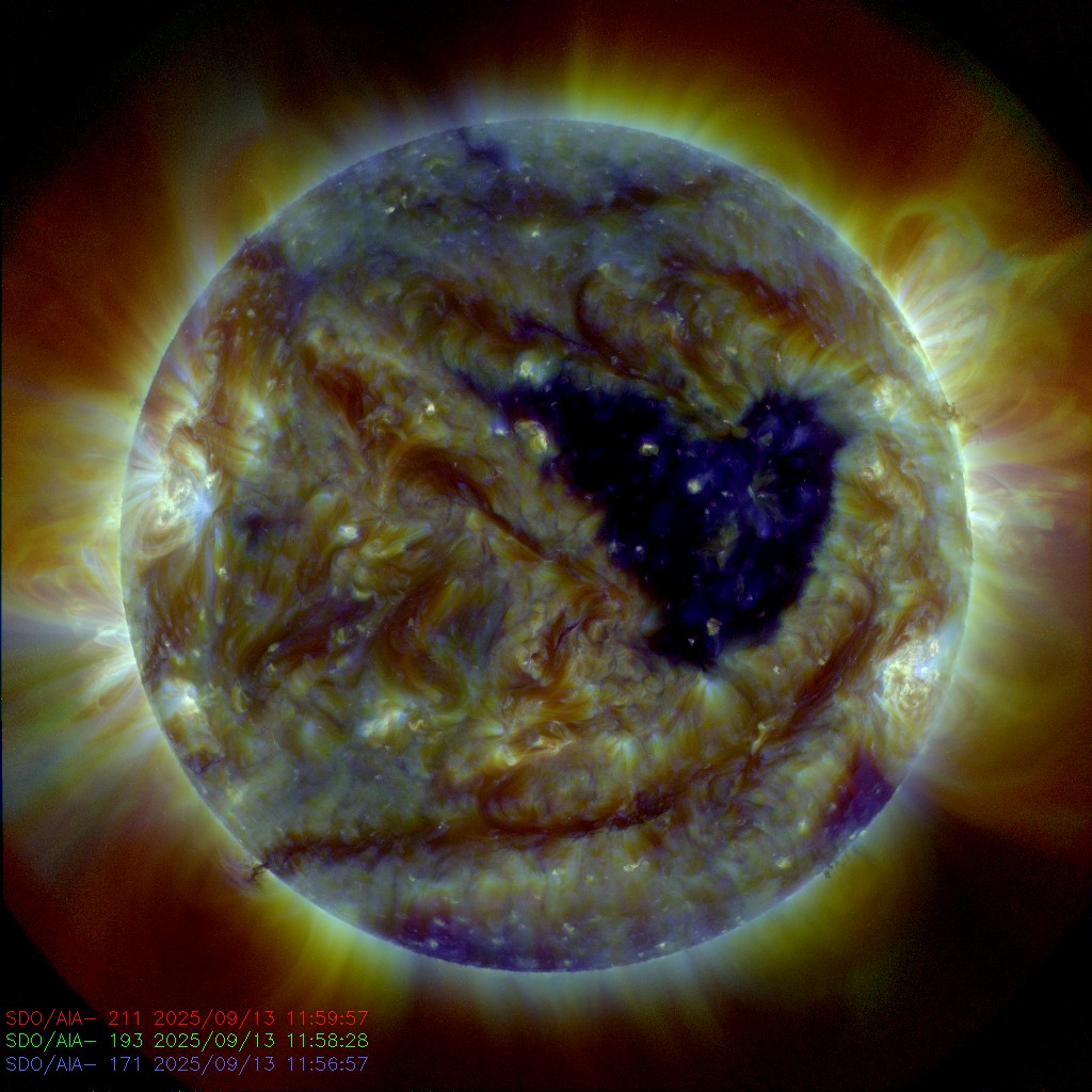 Сонце у трьох крайніх ультрафіолетових хвилях. Сонце у трьох крайніх ультрафіолетових хвилях.