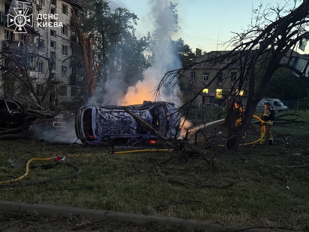 Масштабна атака на Київ: руйнування в багатьох районах столиці, ДСНС оприлюднила фото наслідків
