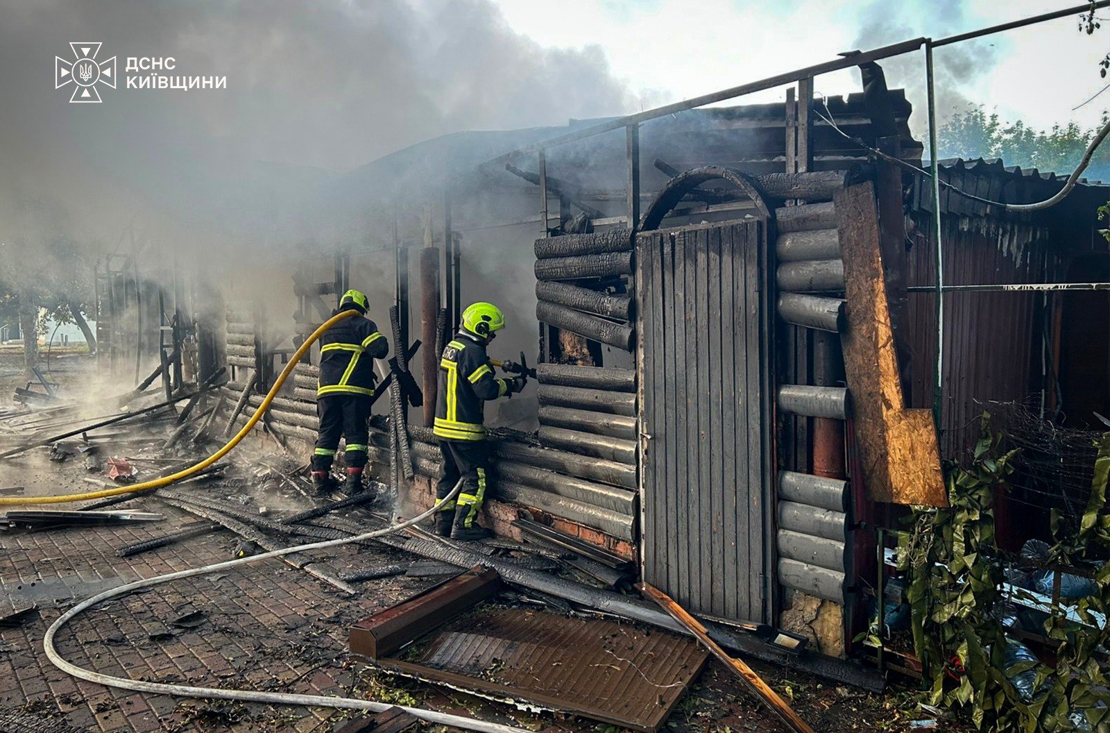 На Київщині пошкоджено склад, адміністративну будівлю та магазин: фото наслідків російської атаки
