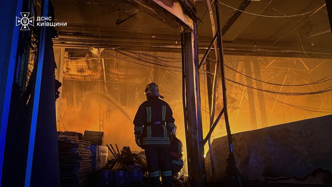 У Київській області внаслідок атаки палають склади та логістичний об'єкт: є постраждалі
