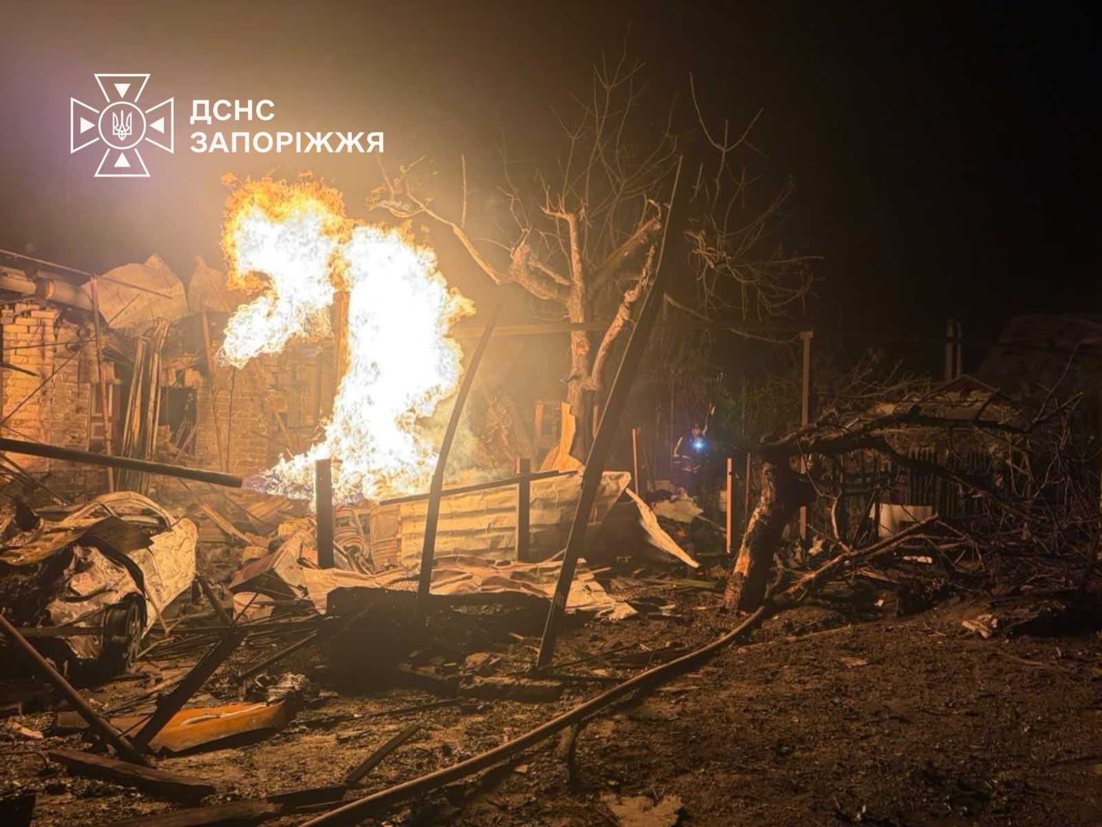 Унаслідок ворожого удару по Запоріжжю є загиблий та постраждалі: ДСНС публікує фото наслідків атаки