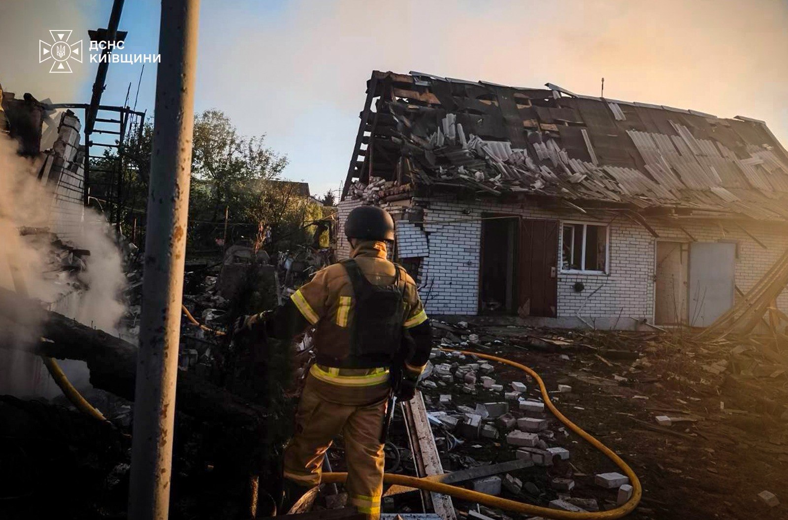 На Київщині пошкоджено склад, адміністративну будівлю та магазин: фото наслідків російської атаки