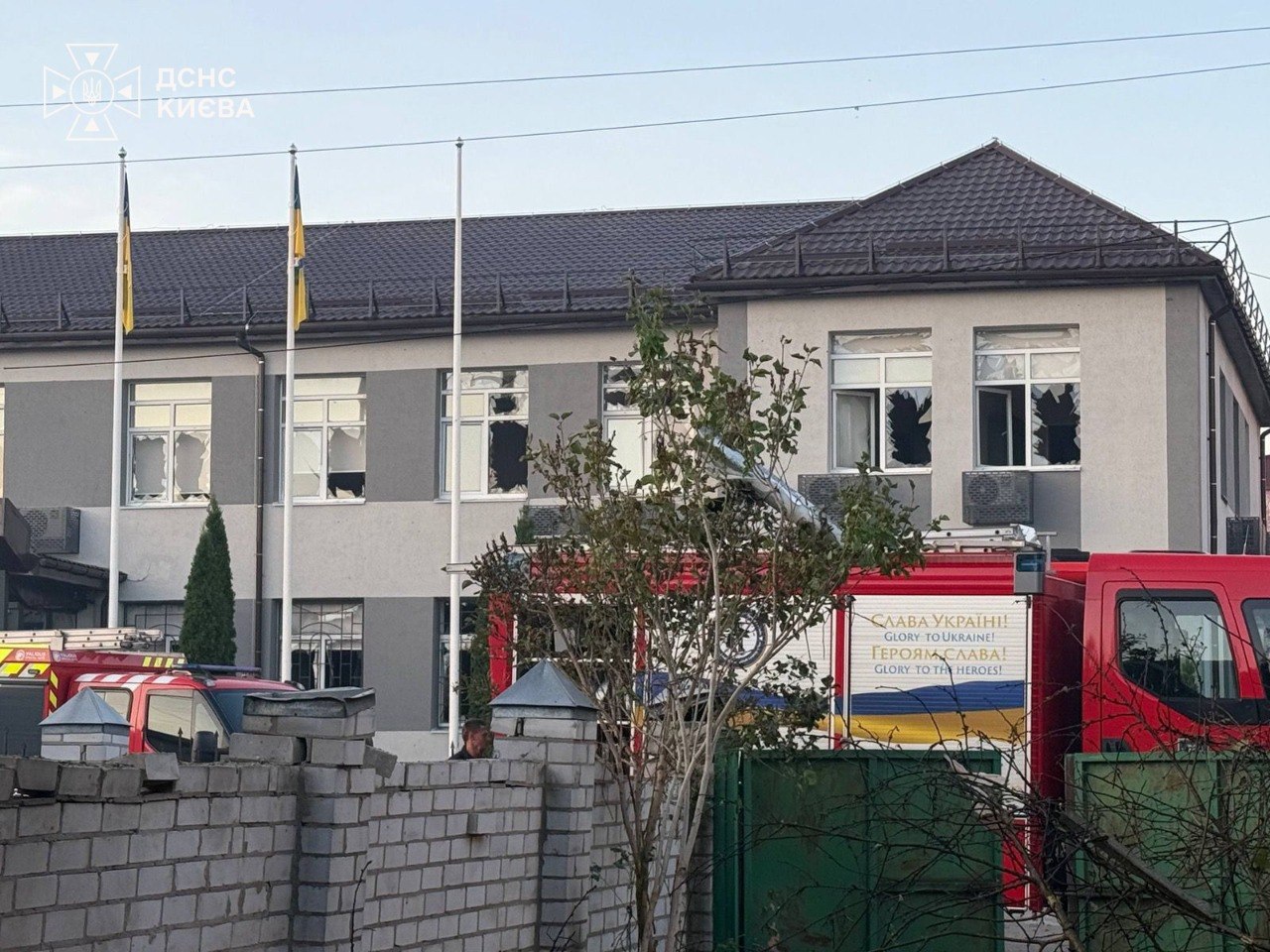 Палала квартира, пошкоджені житлові будинки та адмінбудівля: ДСНС показала фото наслідків атаки на Київ