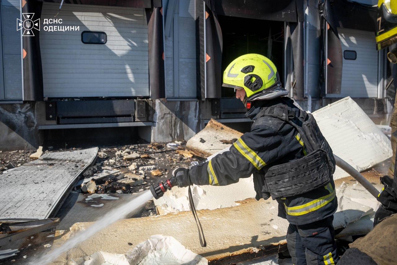 Удар по Одещині: окупанти повторно атакували поштовий термінал, спалахнула пожежа