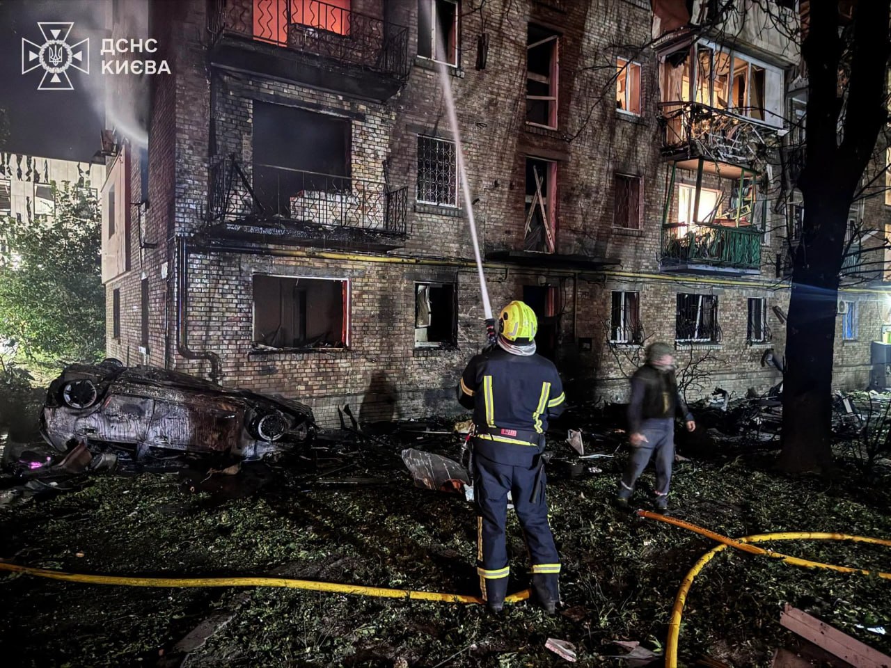 У Києві пошкоджені житлові будинки, офіси та авто: ДСНС показала фото наслідків нічної атаки