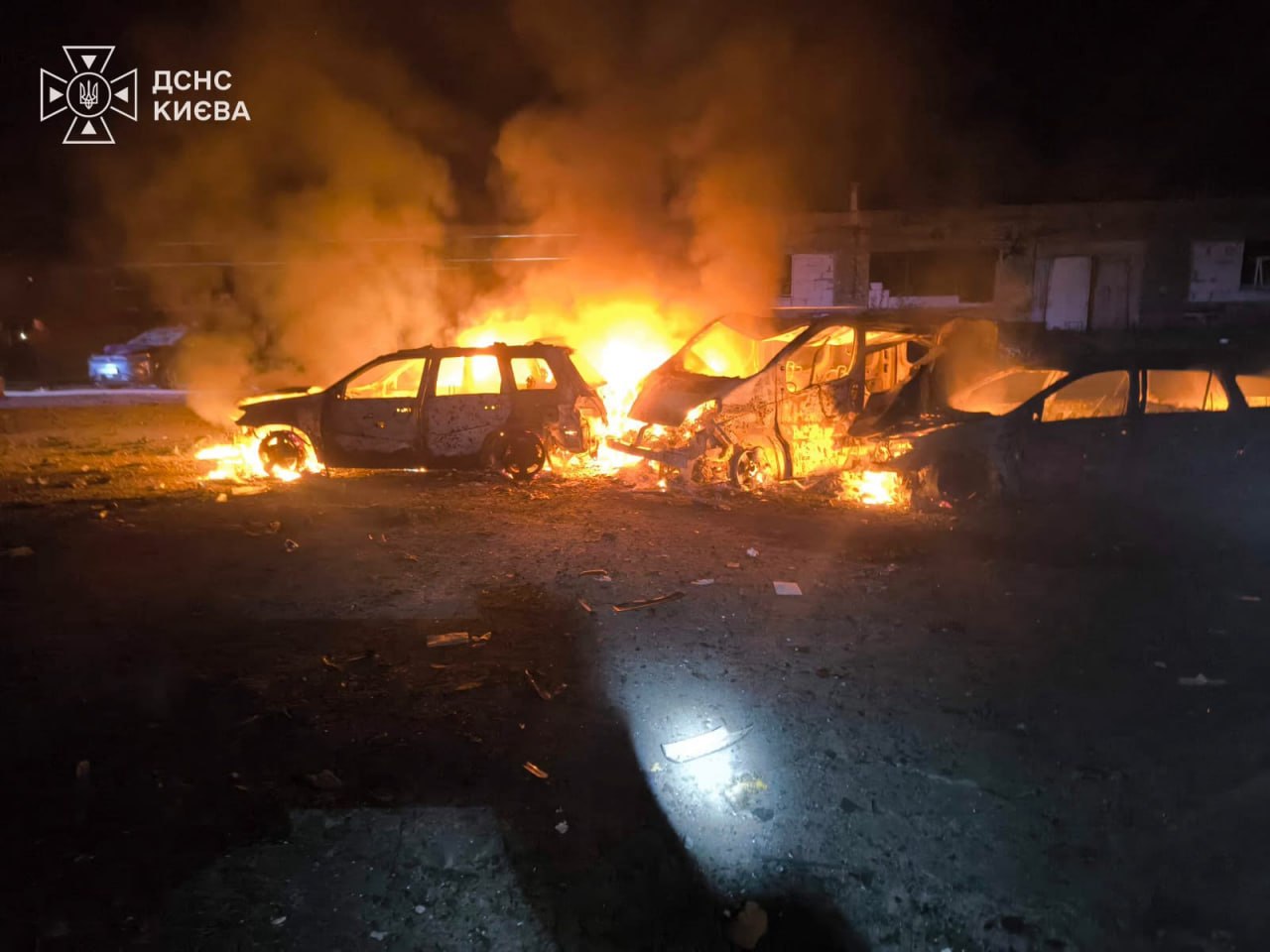 Пожежі та руйнування у трьох районах Києва: ДСНС показала наслідки ворожої атаки на столицю