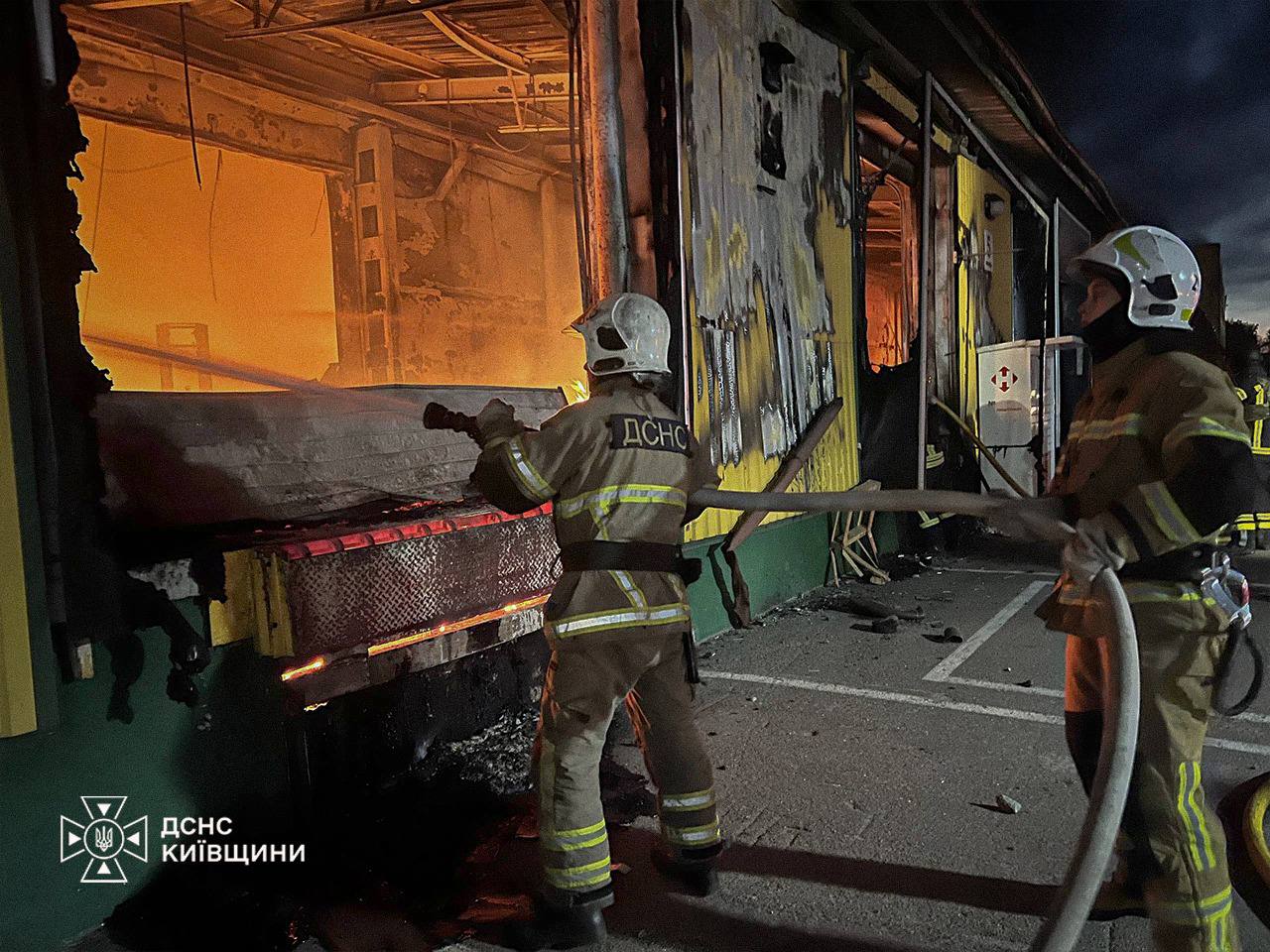 Окупанти атакували Київську область: зафіксовано пошкодження промислового об'єкта, є постраждалі