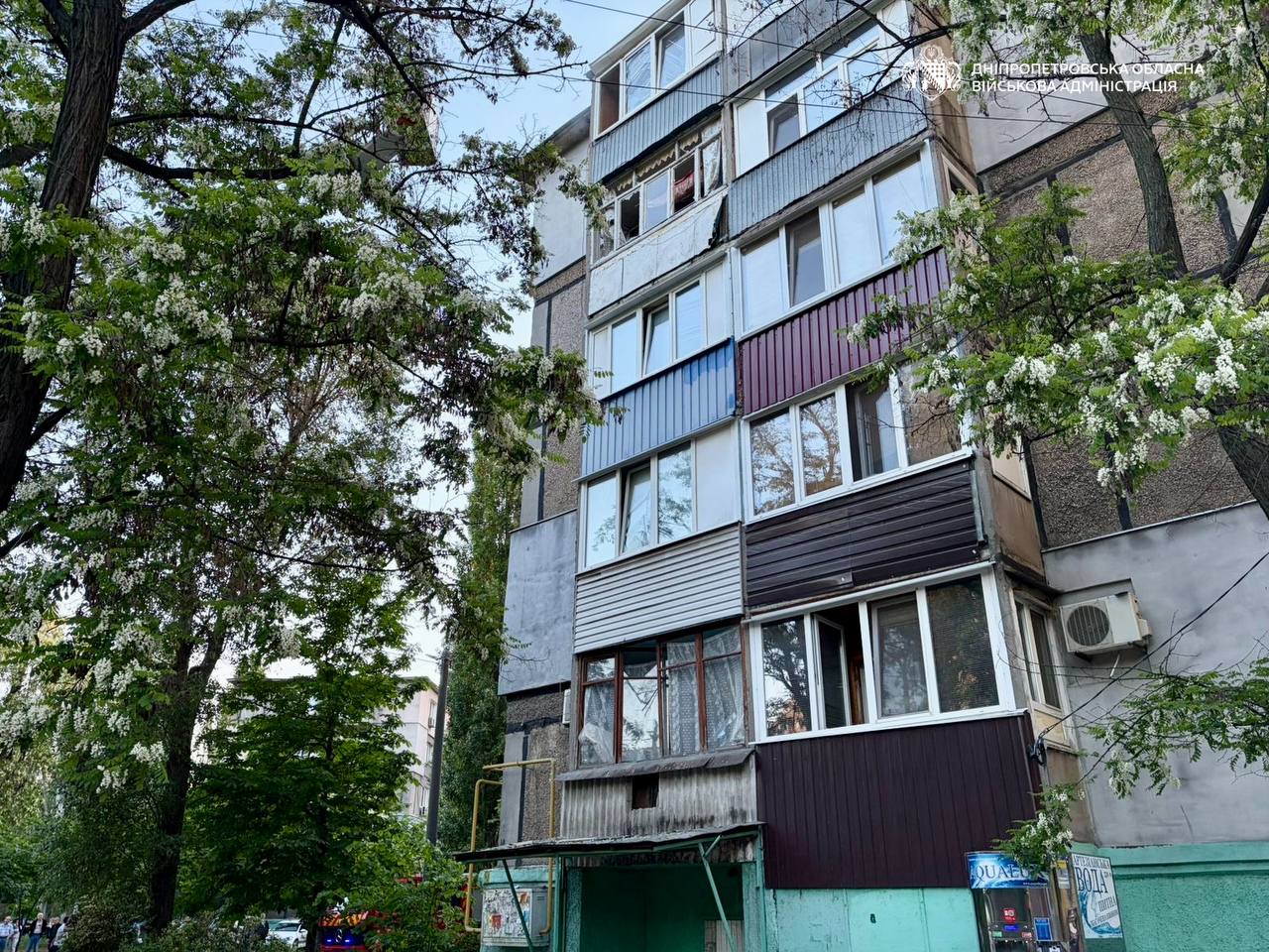 Внаслідок удару по Дніпру пошкоджено будинки, є постраждала: в ОВА показали фото наслідків атаки