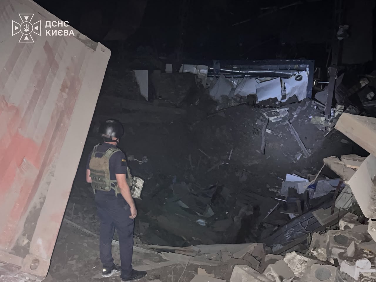 Пошкоджена дитяча лікарня та пожежа на складі: ДСНС публікує фото наслідків балістичного удару по Києву